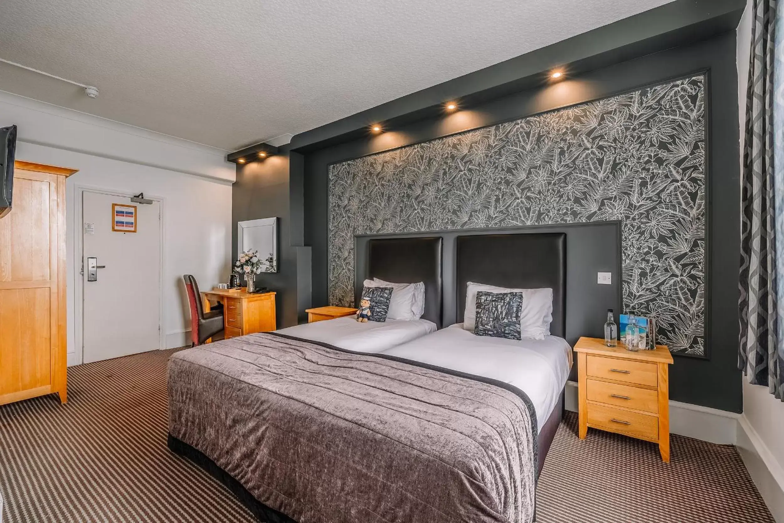 Superior Twin Room in Muthu Westcliff Hotel (Near London Southend Airport) Superior Twin Room in Muthu Westcliff Hotel (Near London Southend Airport)