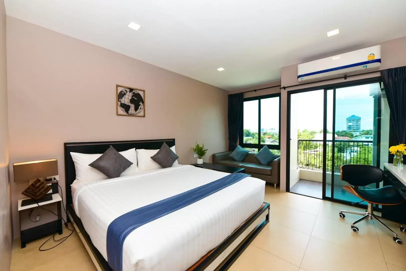 Deluxe Double Room with Balcony in NORN Rimklong Bangkok Hotel Deluxe Double Room with Balcony in NORN Rimklong Bangkok Hotel