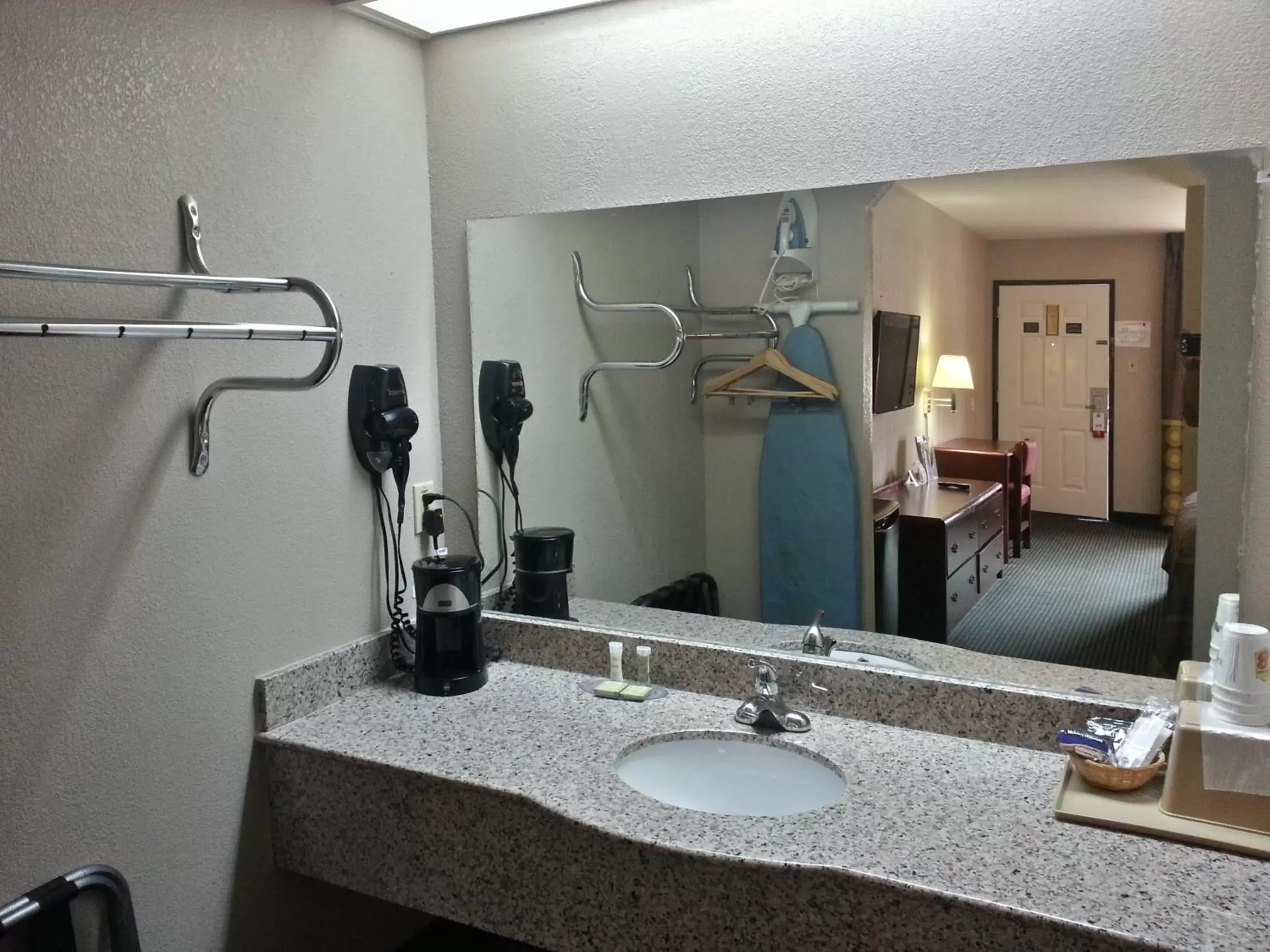 1 King Bed, Mobility/Hearing Accessible Suite, Roll-in Shower, Non-Smoking in Super 8 by Wyndham Houston Webster NASA 1 King Bed, Mobility/Hearing Accessible Suite, Roll-in Shower, Non-Smoking in Super 8 by Wyndham Houston Webster NASA