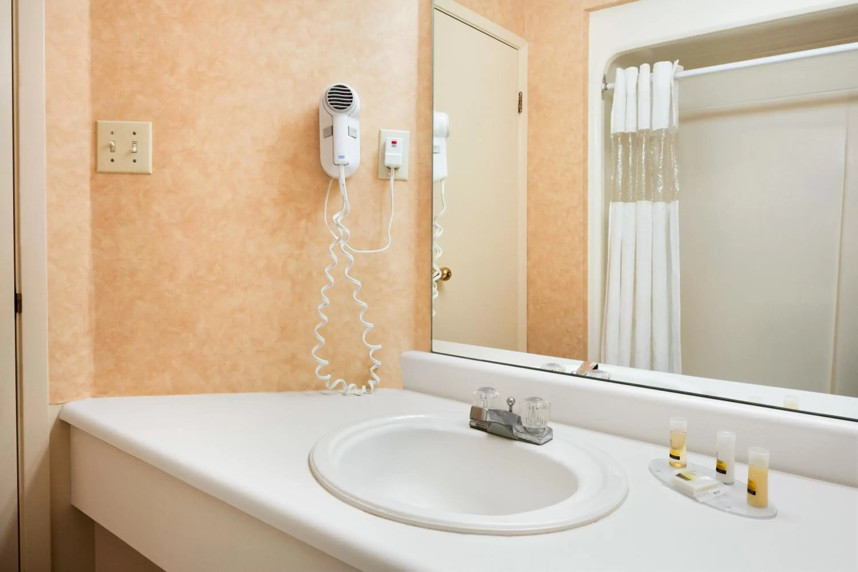 Deluxe King Suite - Non-Smoking in Days Inn by Wyndham Brantford Deluxe King Suite - Non-Smoking in Days Inn by Wyndham Brantford