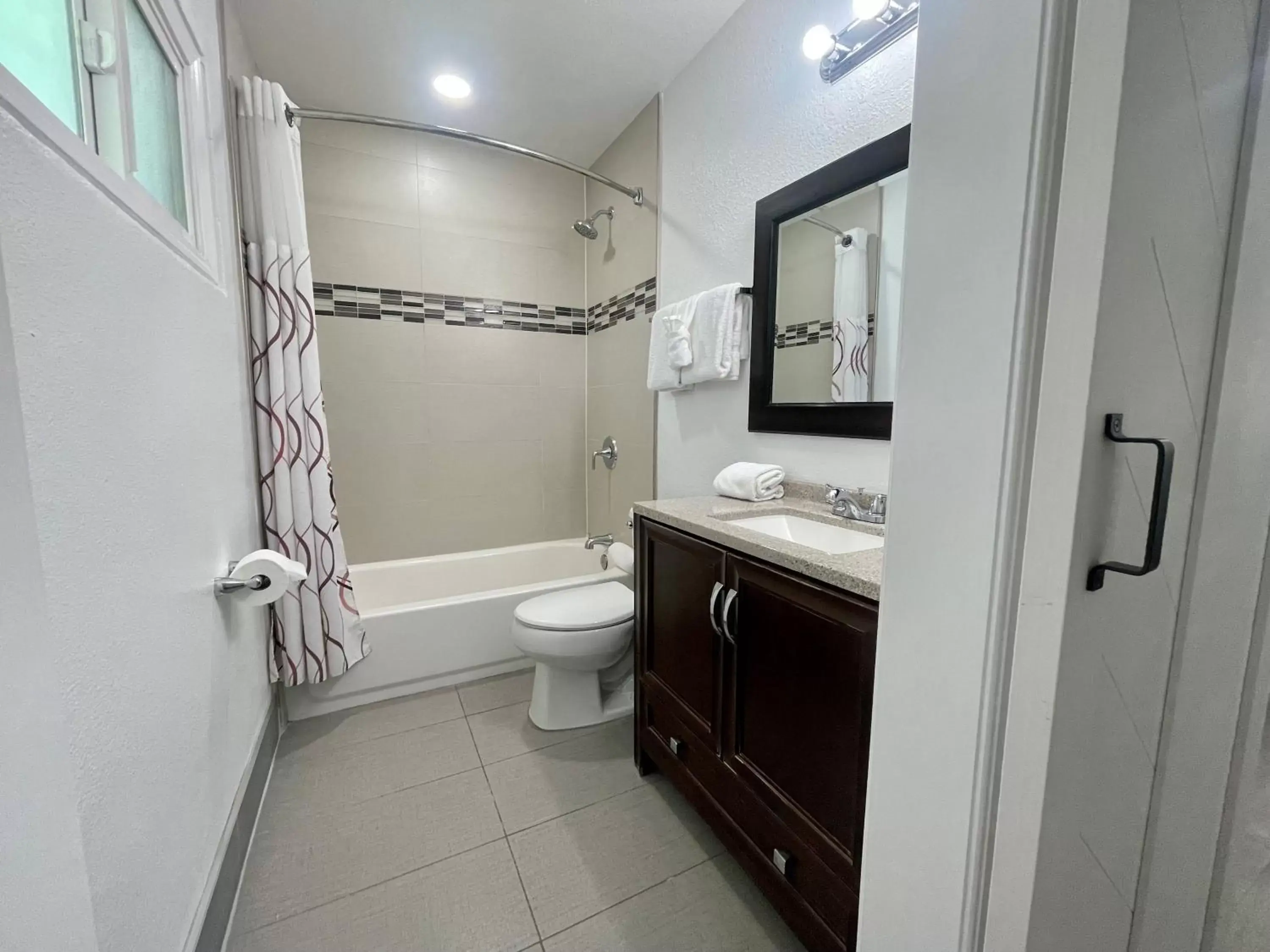 Superior Double Room in Budget Inn Superior Double Room in Budget Inn