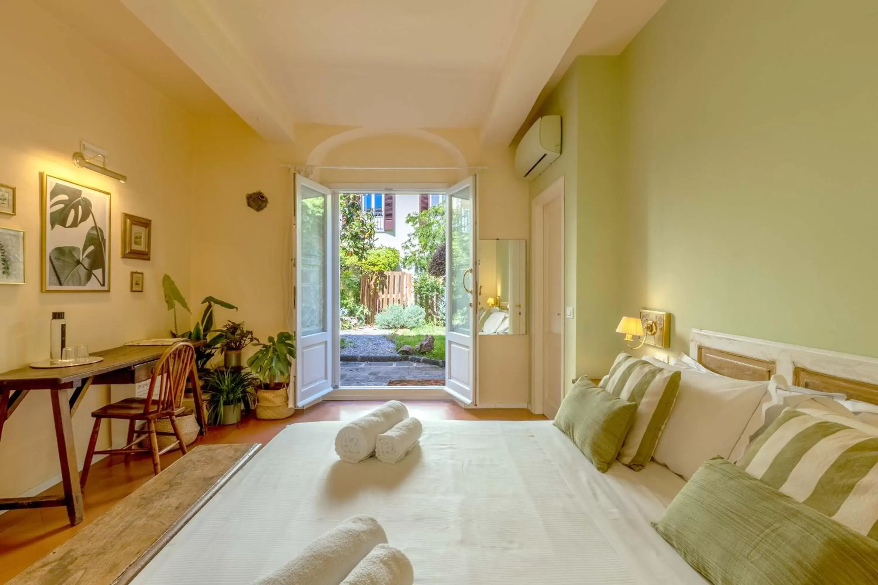 Family Room with Garden View in Secret Garden Firenze B&B Family Room with Garden View in Secret Garden Firenze B&B