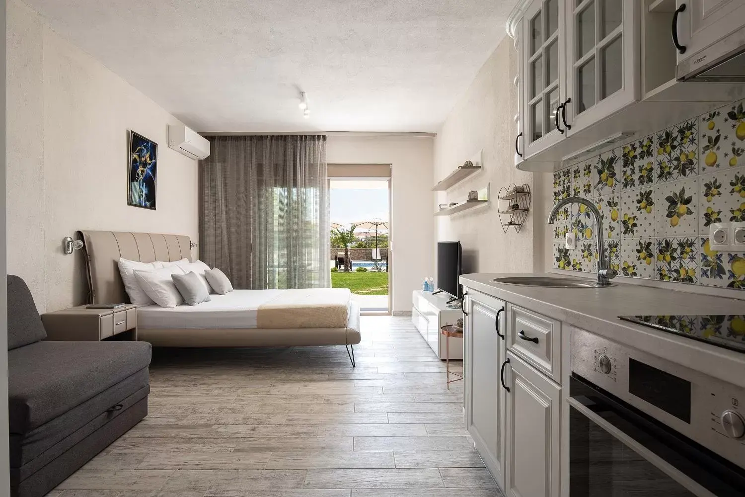 Triple Room with Pool View in Villa Sara Triple Room with Pool View in Villa Sara