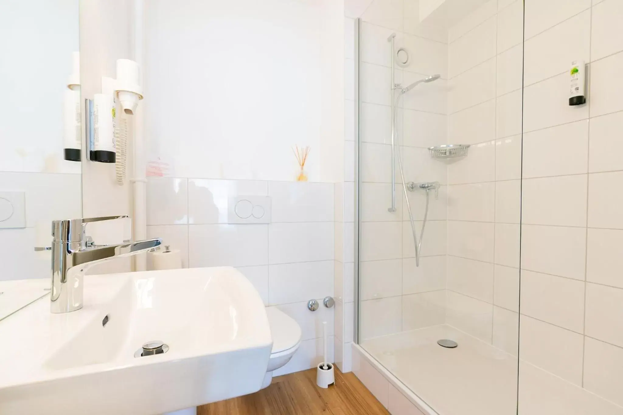 Double Room with Balcony - single occupancy in Hôtel Des Arts Double Room with Balcony - single occupancy in Hôtel Des Arts