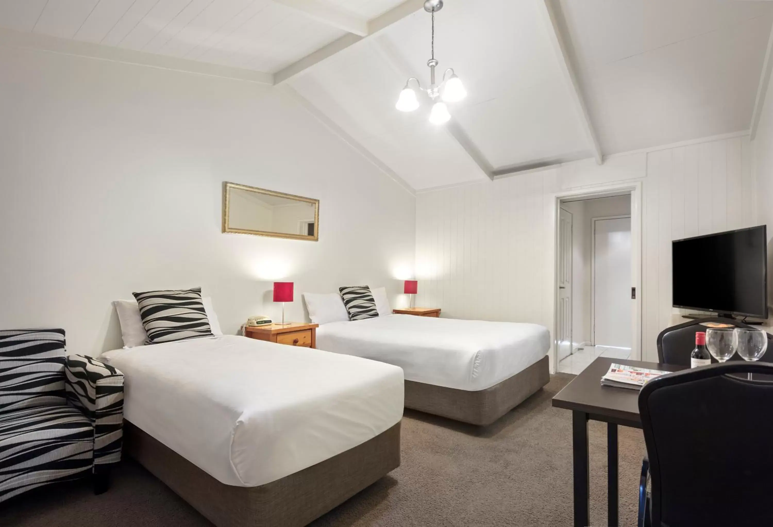 Budget Twin Room in Quality Hotel Lakeside Budget Twin Room in Quality Hotel Lakeside