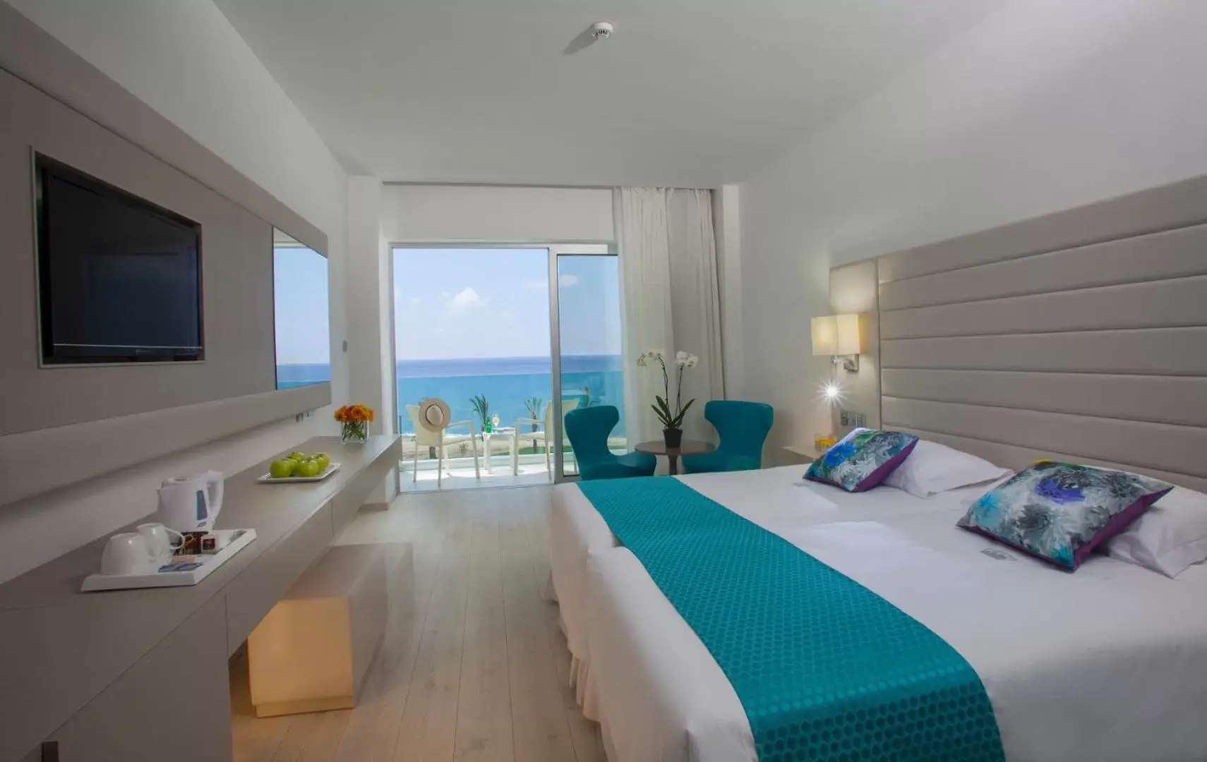 Superior Room with Sea View in King Evelthon Beach Hotel & Resort Superior Room with Sea View in King Evelthon Beach Hotel & Resort