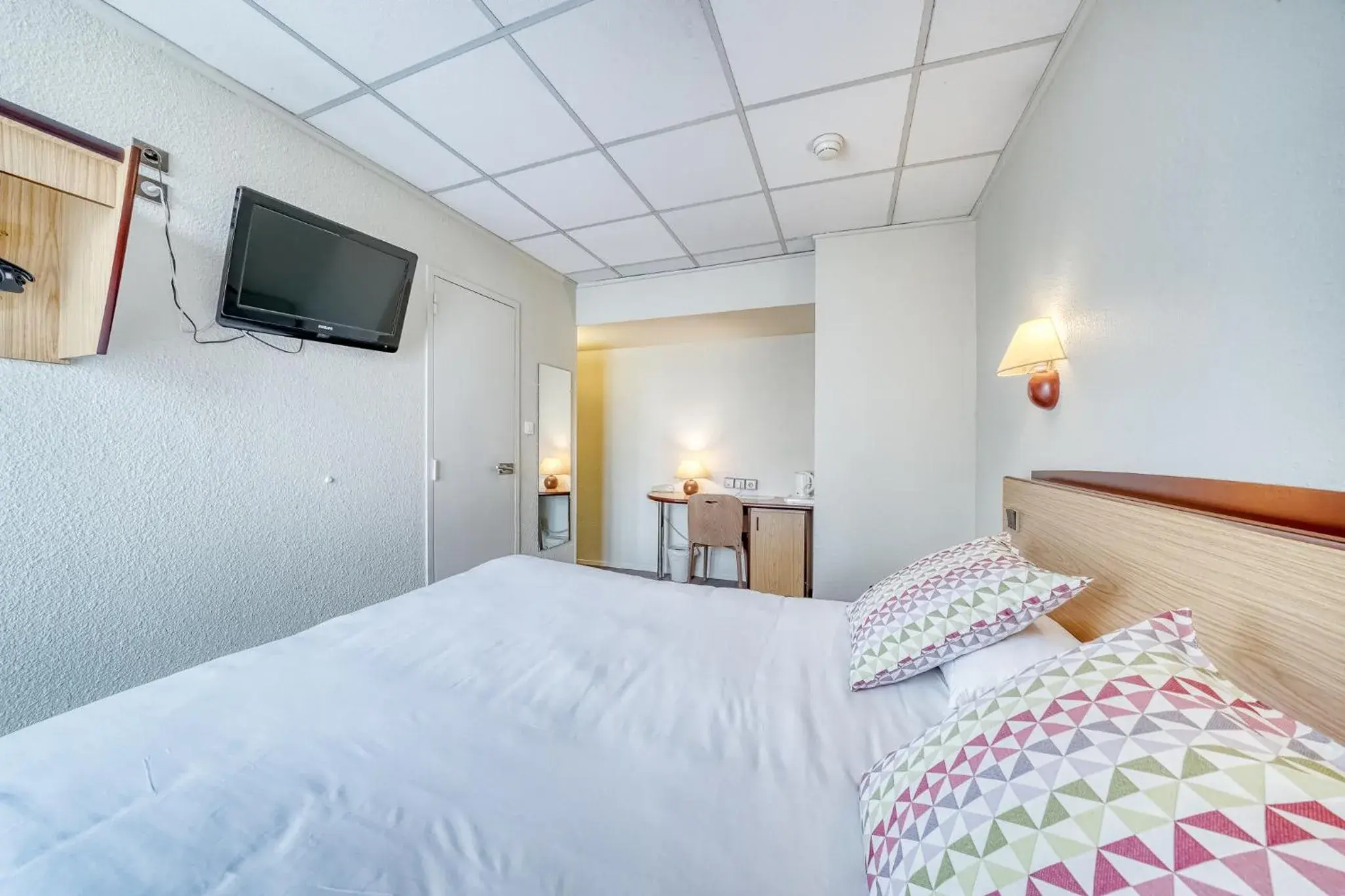 1 Double Bed 1 Junior Bed (Up To 10 Years) in Campanile PRIME - Paris Ouest Boulogne 1 Double Bed 1 Junior Bed (Up To 10 Years) in Campanile PRIME - Paris Ouest Boulogne
