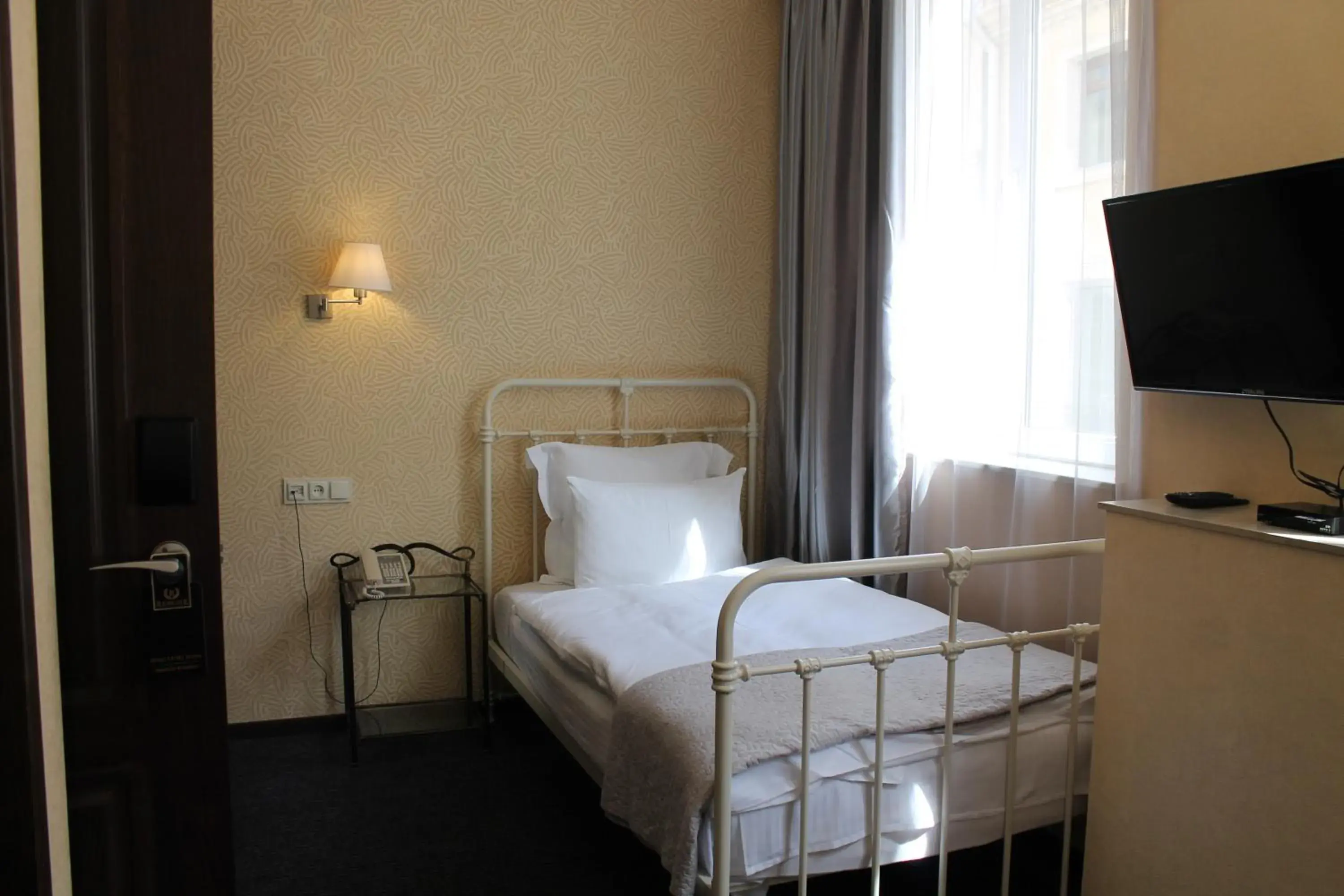 Budget Single Room in Redline Hotel Budget Single Room in Redline Hotel