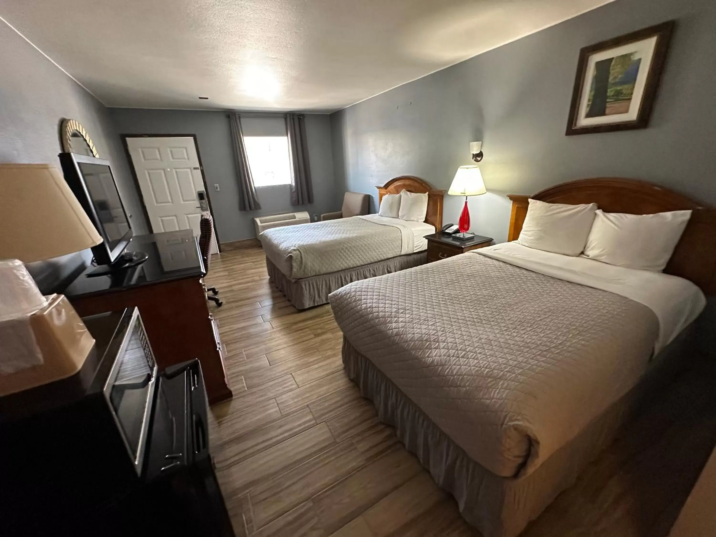 Double Room with Two Double Beds - Non-Smoking in HillView Inn at Six Flags Fiesta Double Room with Two Double Beds - Non-Smoking in HillView Inn at Six Flags Fiesta