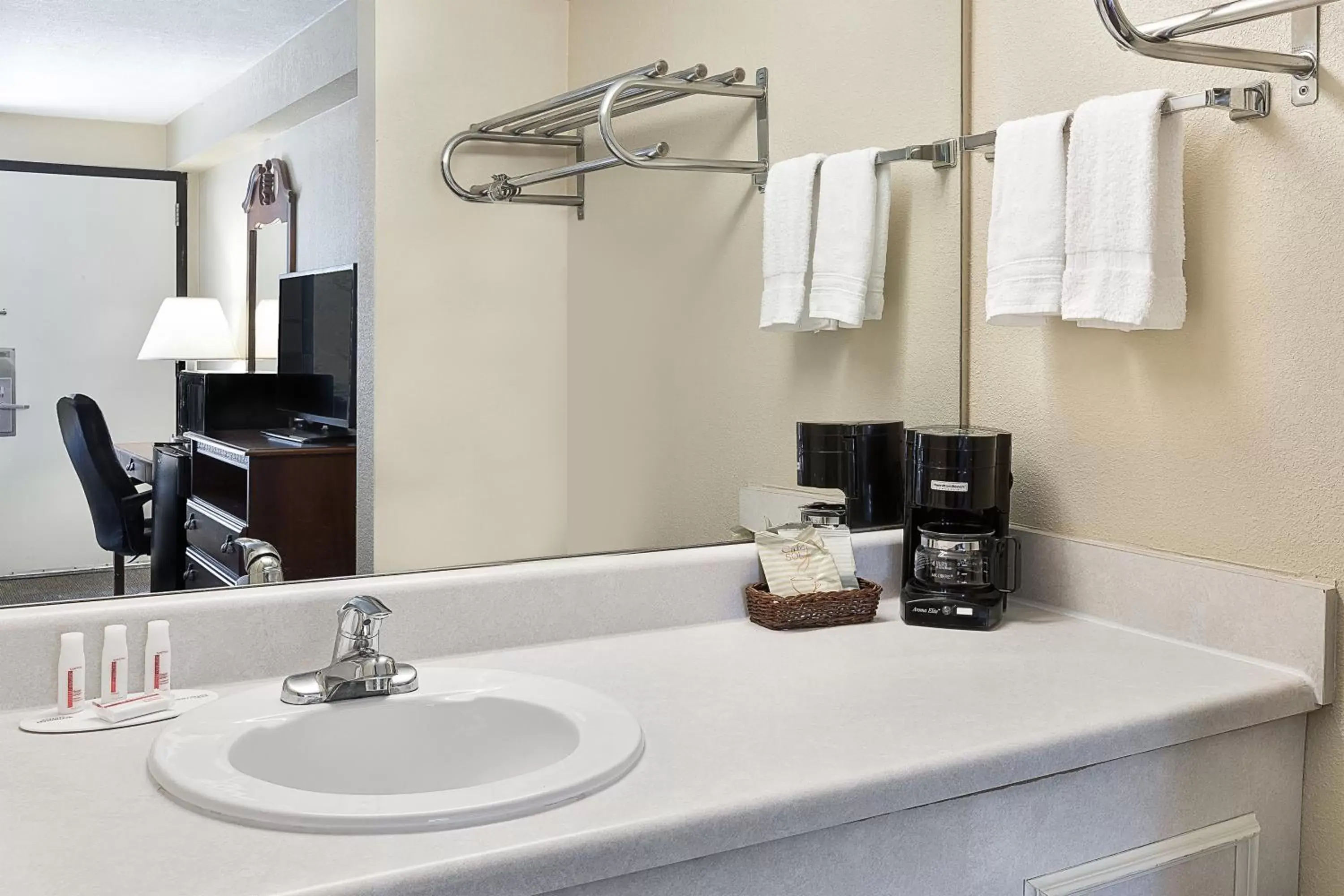 Deluxe King Room - Non-Smoking in Days Inn by Wyndham Hoover Birmingham Deluxe King Room - Non-Smoking in Days Inn by Wyndham Hoover Birmingham