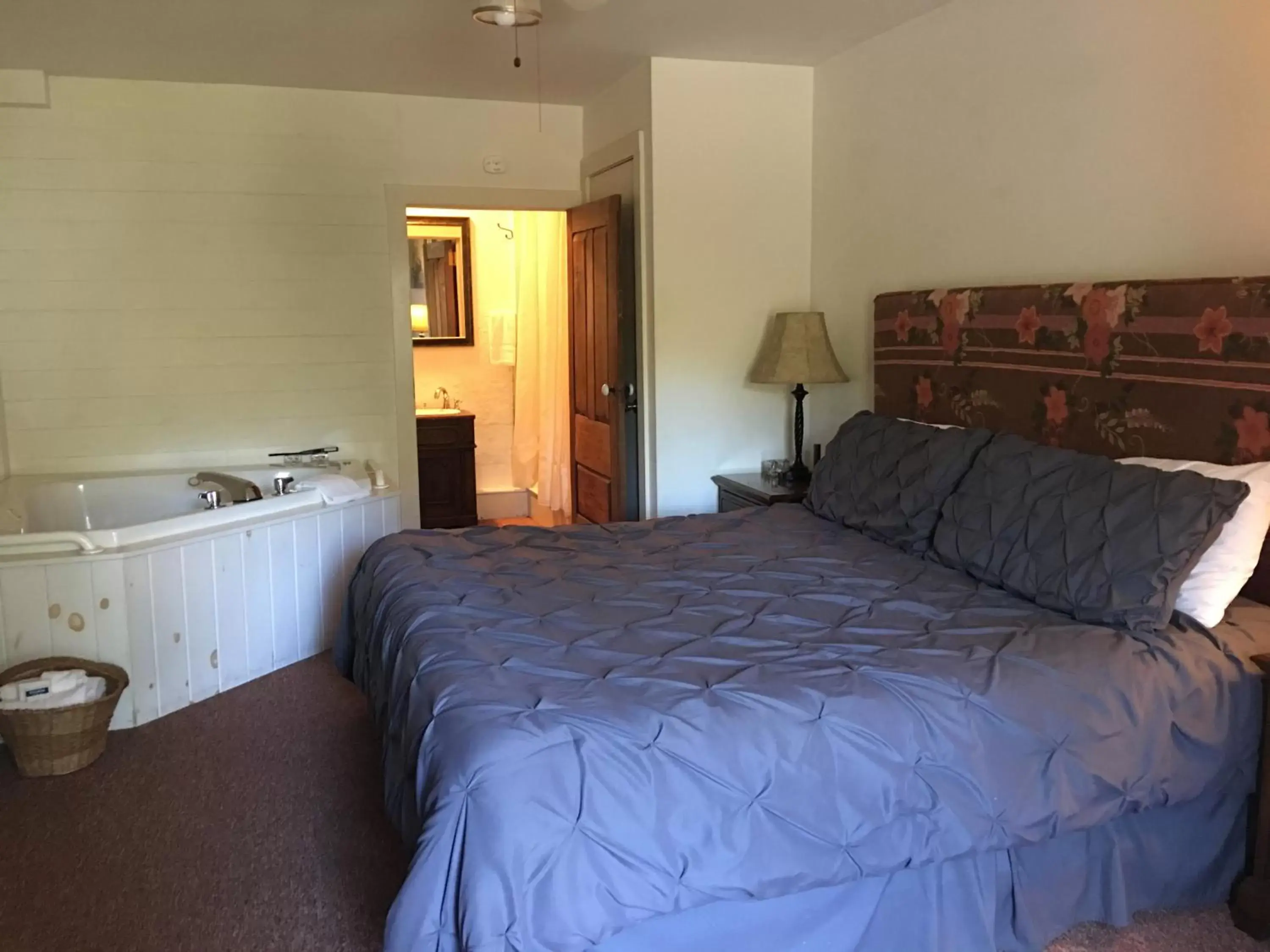 Deluxe King Room in River House Inn Deluxe King Room in River House Inn