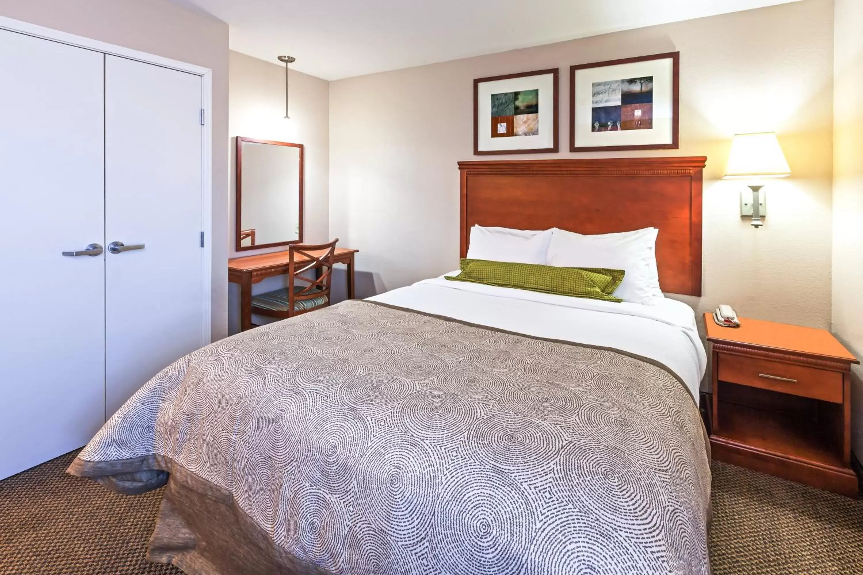 One-Bedroom Queen Room with Mobility Accessible Tub - Non-Smoking in Candlewood Suites Owasso by IHG One-Bedroom Queen Room with Mobility Accessible Tub - Non-Smoking in Candlewood Suites Owasso by IHG