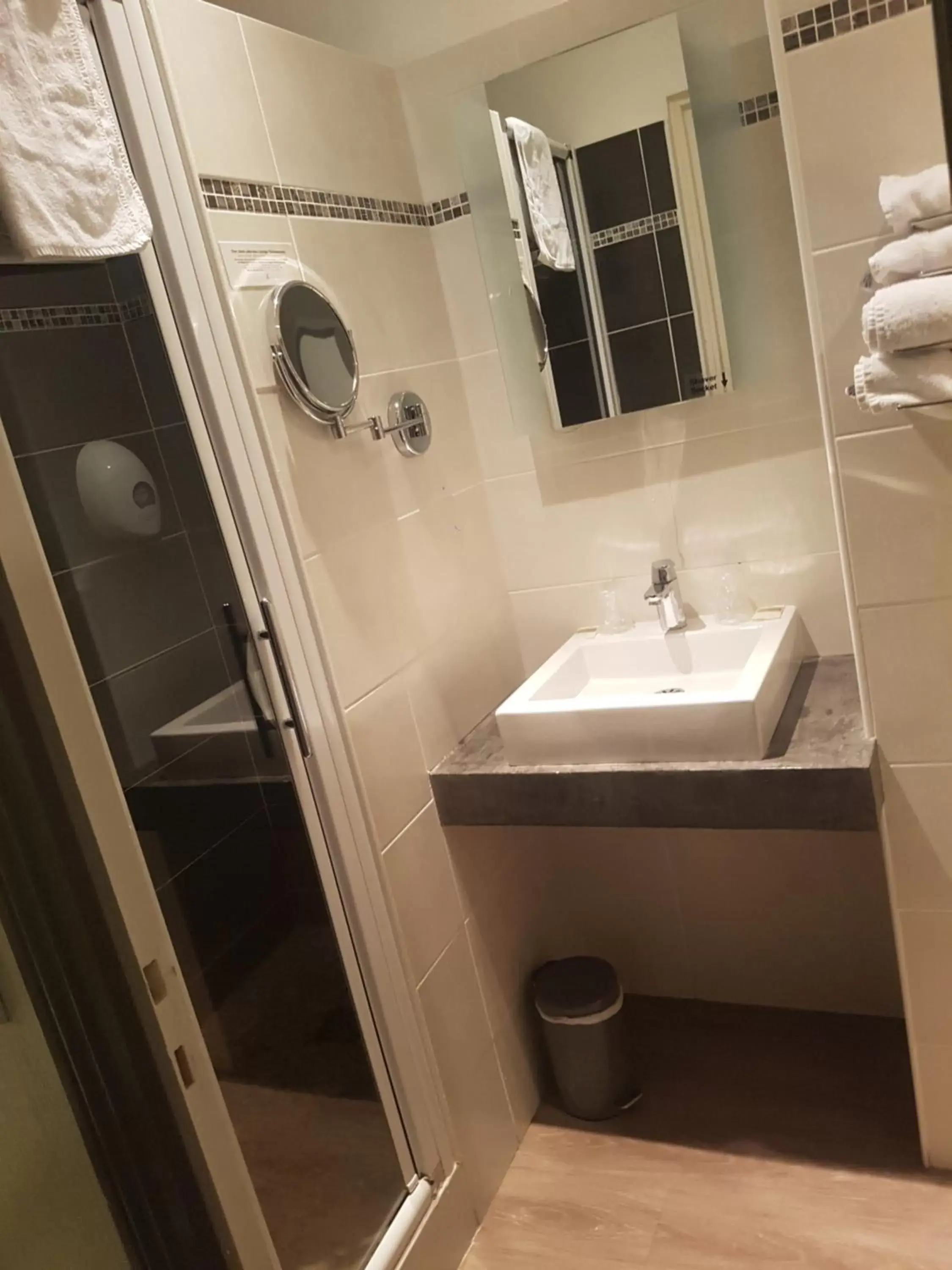 Triple Room in Logis - Hôtel du Nord et Restaurant La Table d'Elisa Triple Room in Logis - Hôtel du Nord et Restaurant La Table d'Elisa