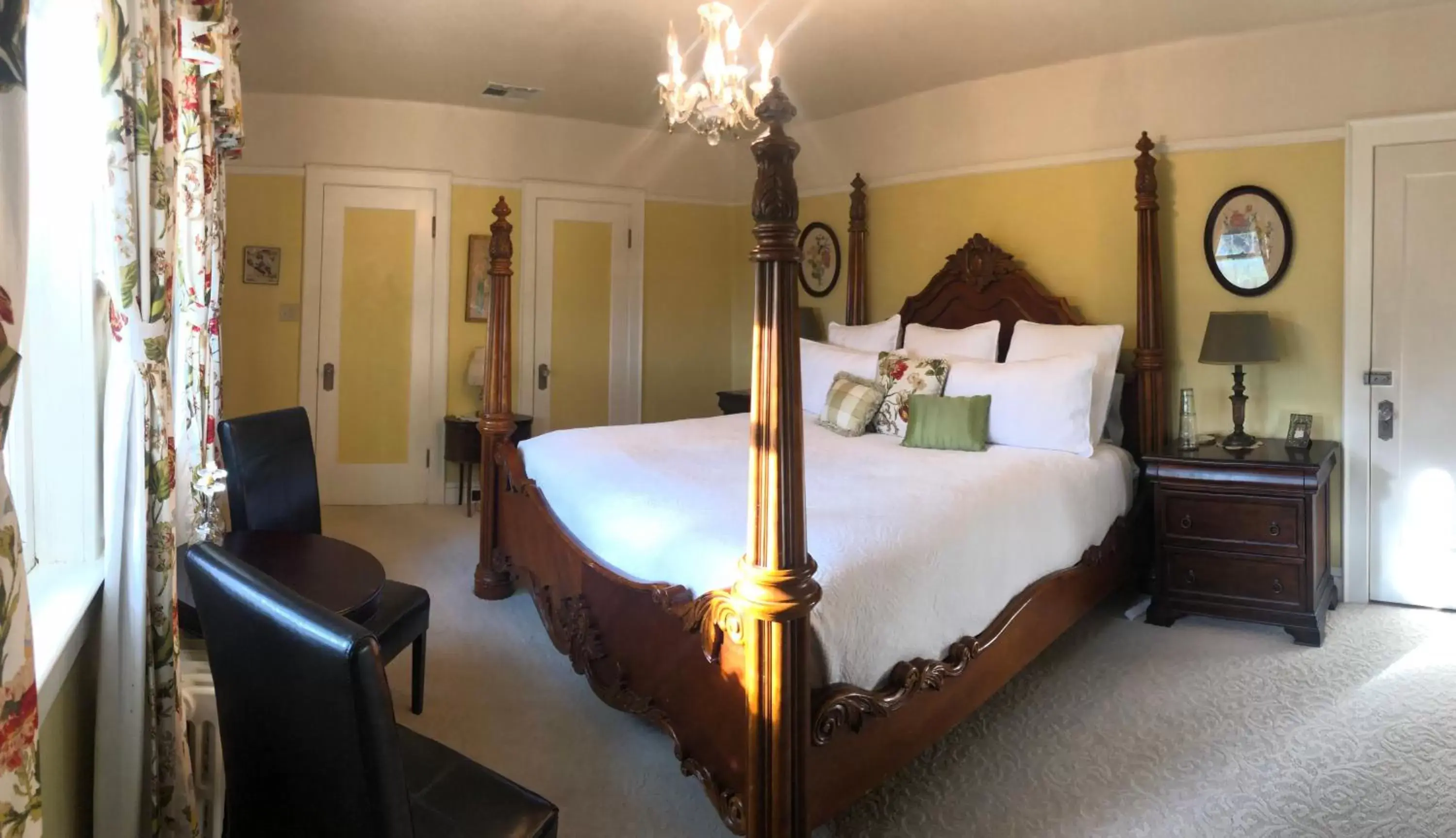 Deluxe King Room in The Inn on Knowles Hill Bed & Breakfast Hotel Deluxe King Room in The Inn on Knowles Hill Bed & Breakfast Hotel