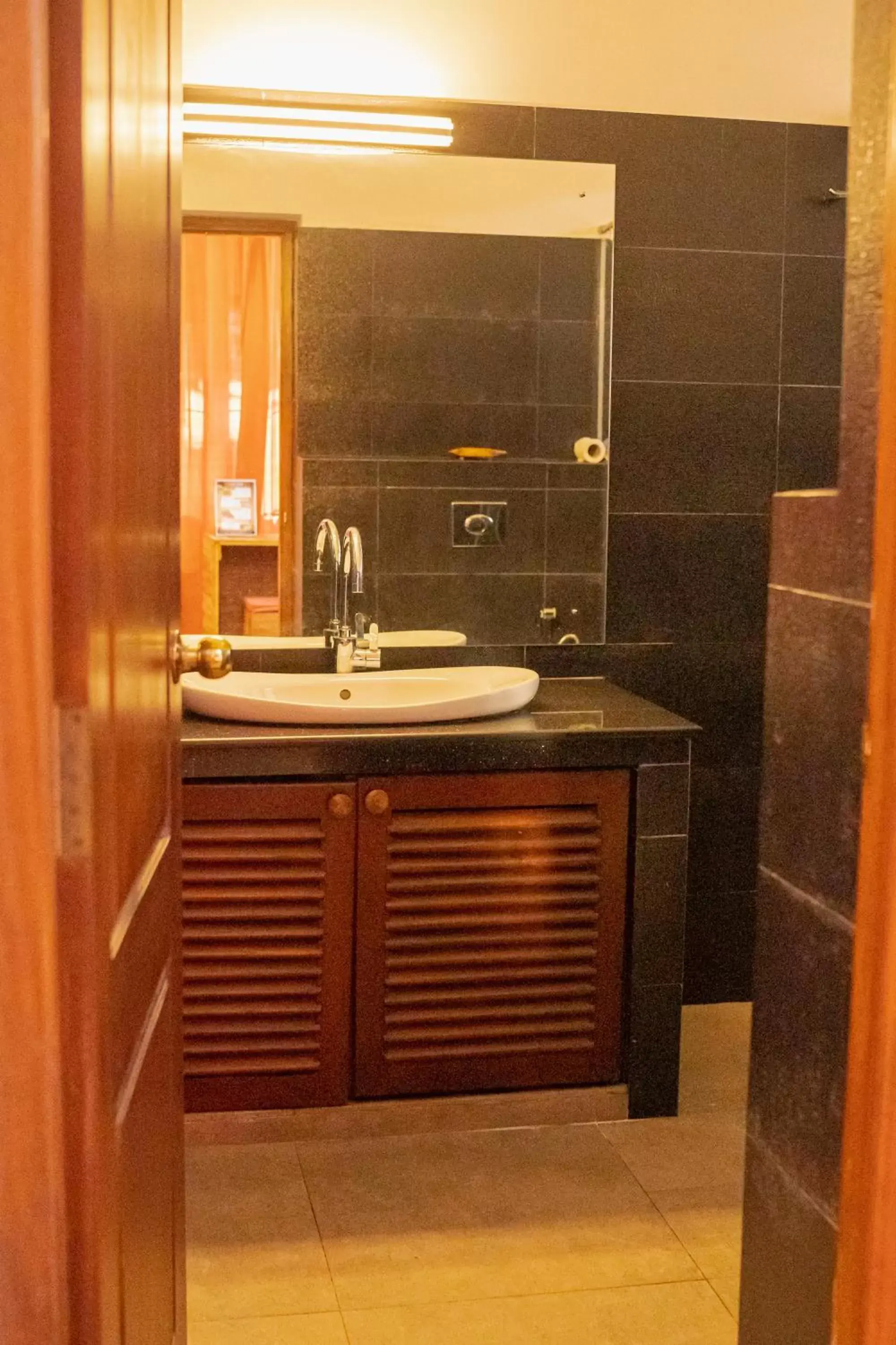 Deluxe Double Room (2 Adults + 1 Child) - single occupancy in Battaramulla Boutique Villa Deluxe Double Room (2 Adults + 1 Child) - single occupancy in Battaramulla Boutique Villa