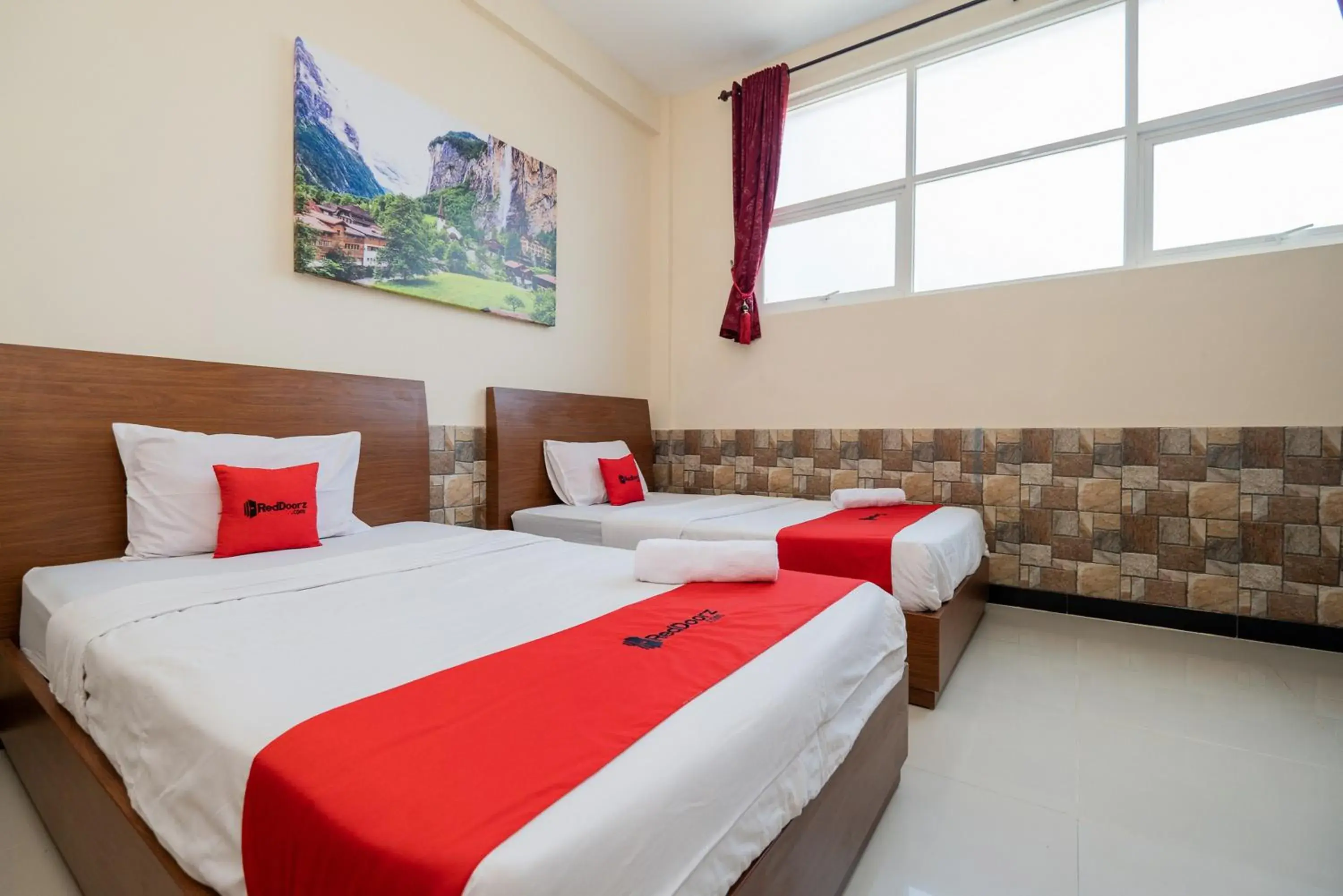 Twin Room in RedDoorz Syariah near Batu Night Spectacular Twin Room in RedDoorz Syariah near Batu Night Spectacular