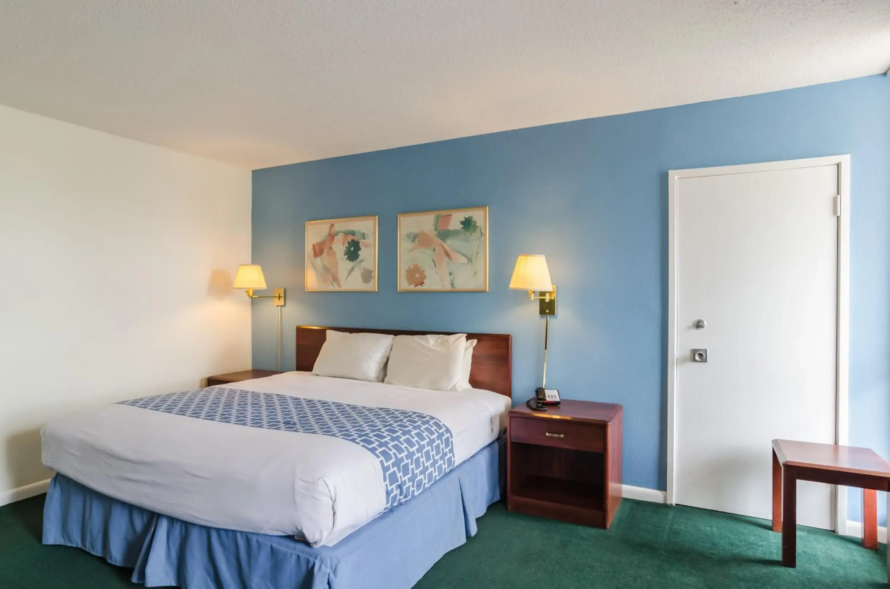 King Room - Smoking in Alamo Inn & Suites King Room - Smoking in Alamo Inn & Suites