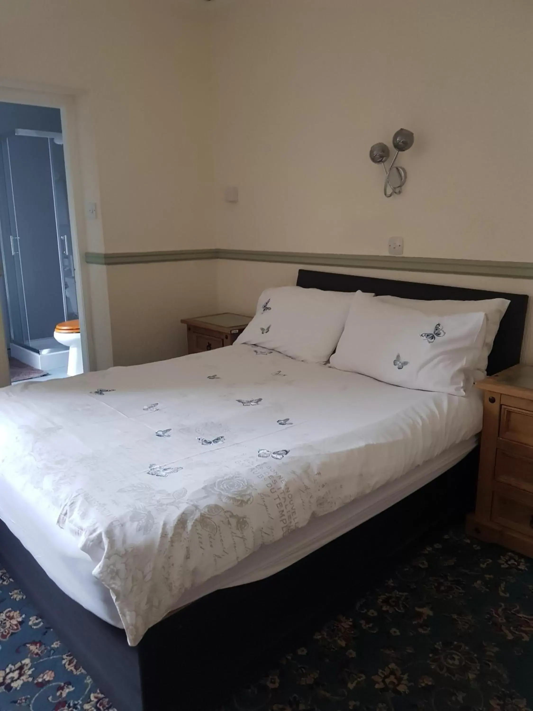 Classic Triple Room in Cedar Villa Guest House Classic Triple Room in Cedar Villa Guest House