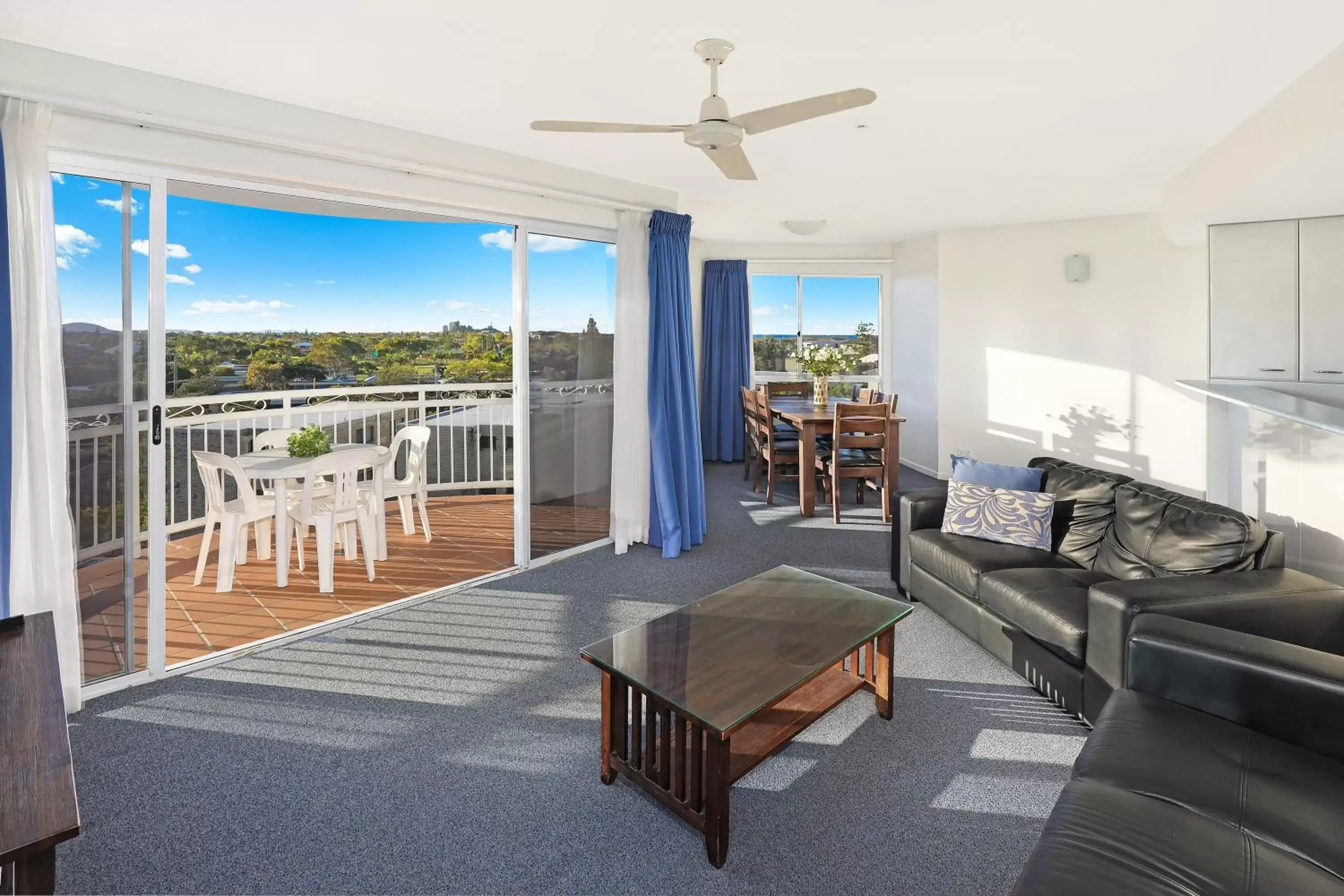 Three-Bedroom Apartment in Beachside Resort Kawana Waters Three-Bedroom Apartment in Beachside Resort Kawana Waters