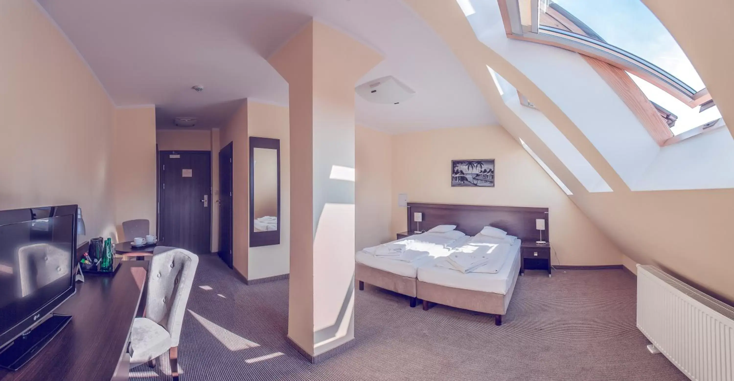 Comfort Double or Twin Room in Hotel Niemcza Wino & Spa Comfort Double or Twin Room in Hotel Niemcza Wino & Spa