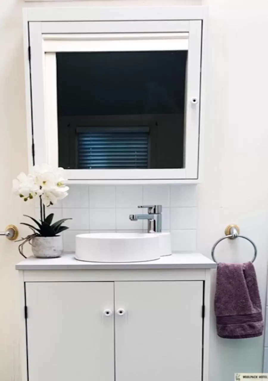 Double Room with Private Bathroom in The Woolpack Hotel Double Room with Private Bathroom in The Woolpack Hotel