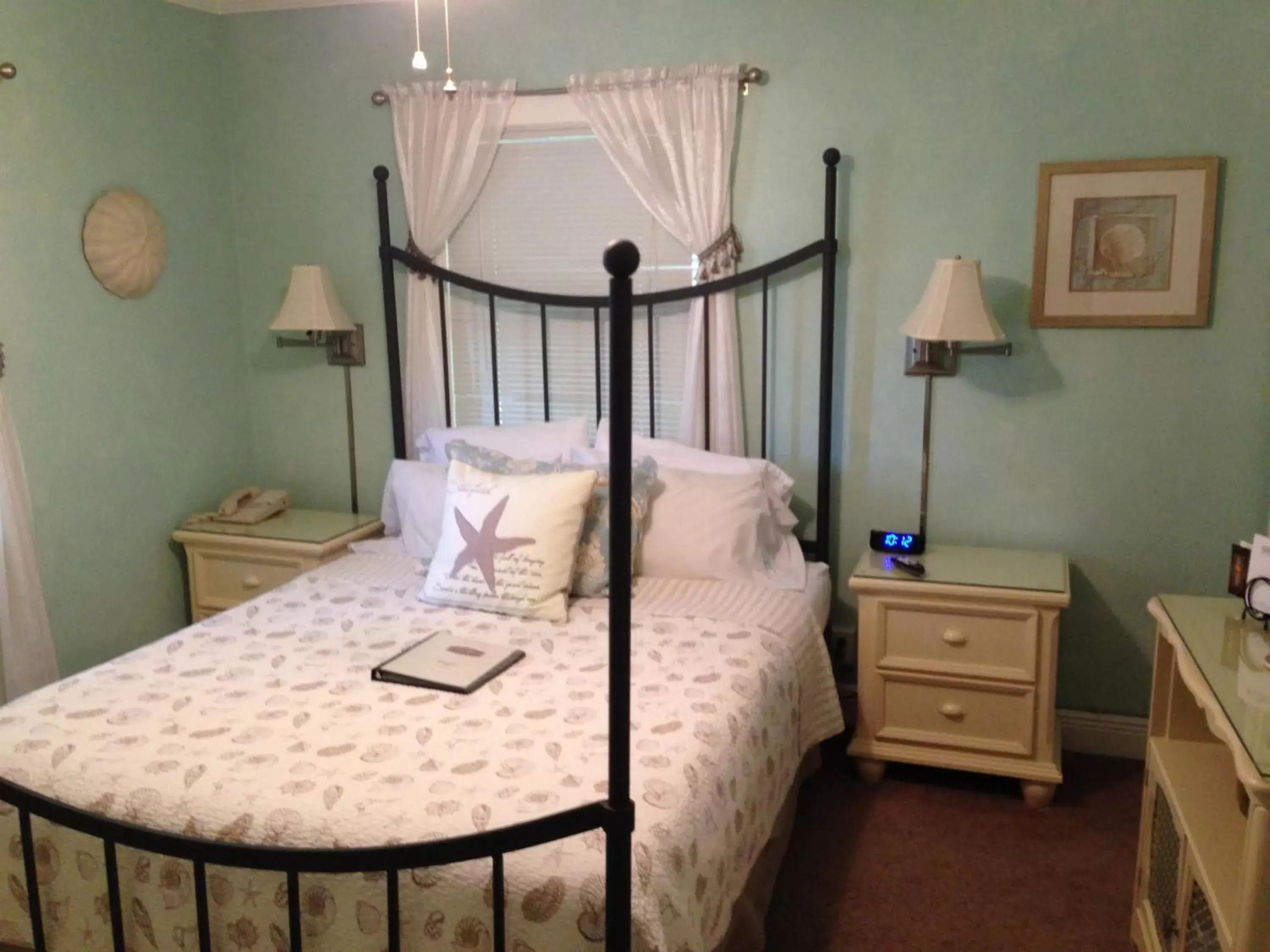 Hibiscus Room in Mango Inn Bed and Breakfast Hibiscus Room in Mango Inn Bed and Breakfast