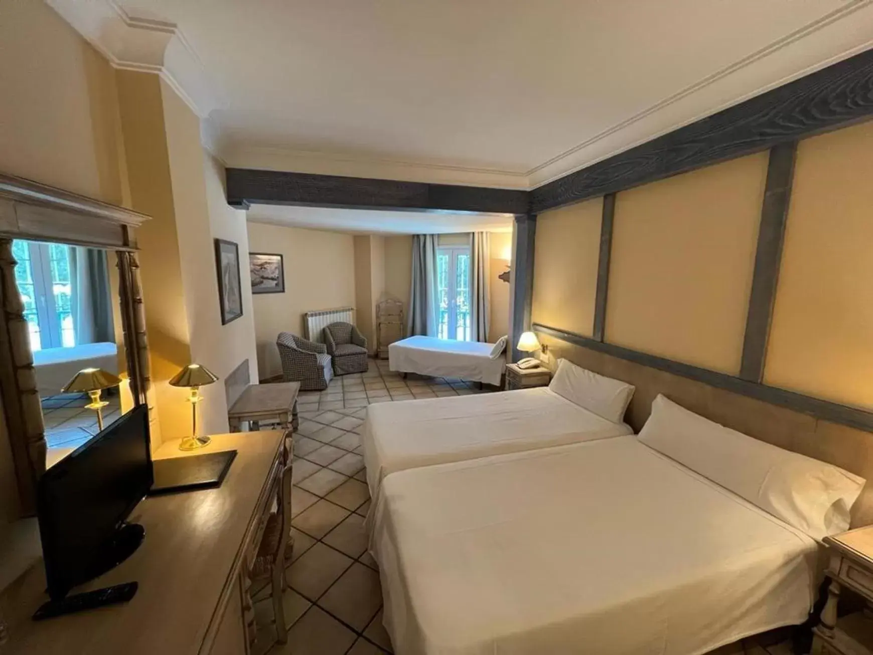 Premium Triple Room (3 adults) in Hotel Ziryab Premium Triple Room (3 adults) in Hotel Ziryab