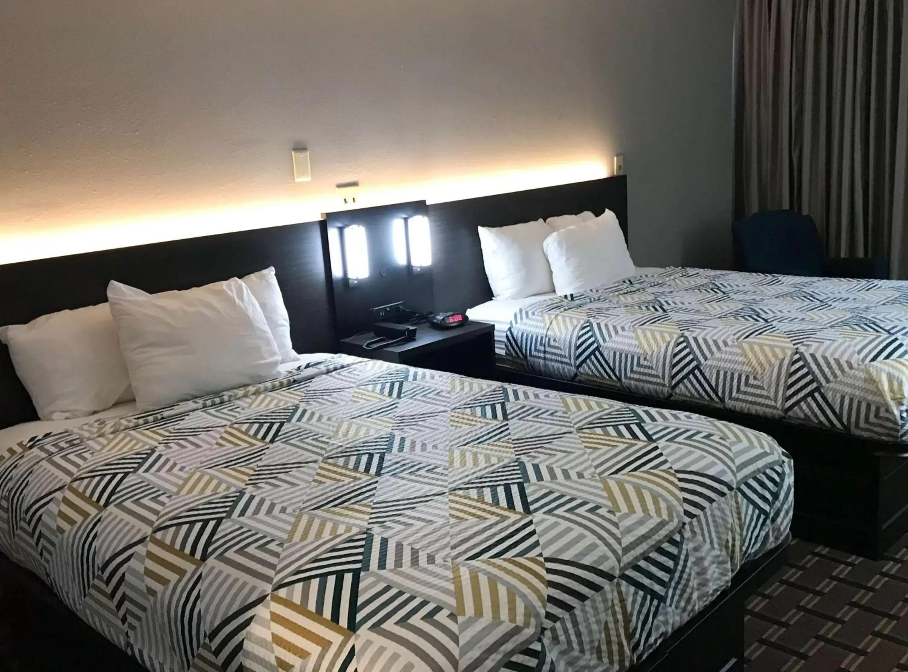 Classic Quadruple Room - Non-Smoking in Studio 6 Suites Tupelo, MS Classic Quadruple Room - Non-Smoking in Studio 6 Suites Tupelo, MS