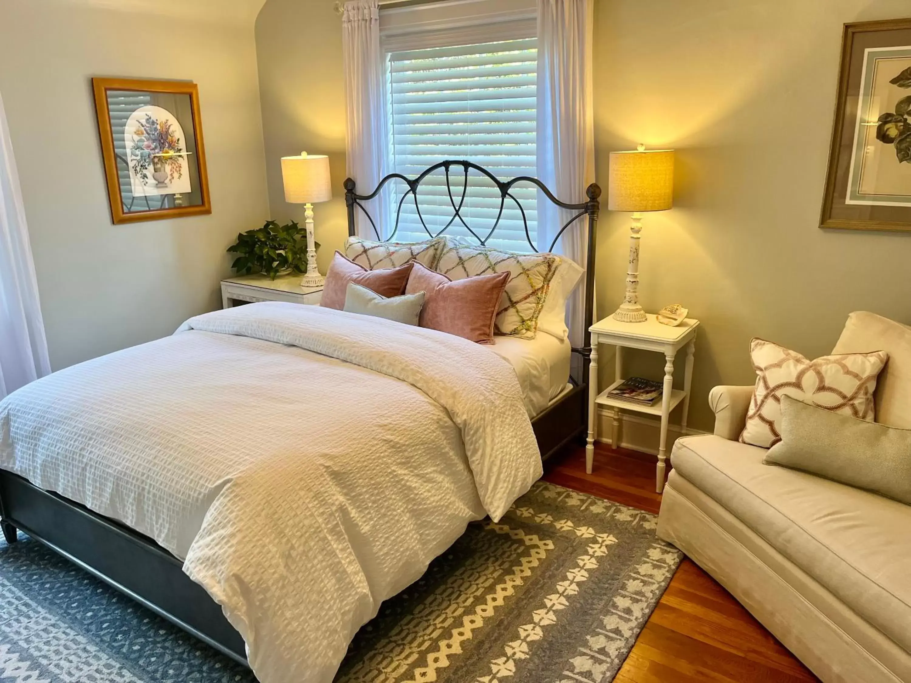 Standard Queen Room in The Holly and Ivy Inn Standard Queen Room in The Holly and Ivy Inn