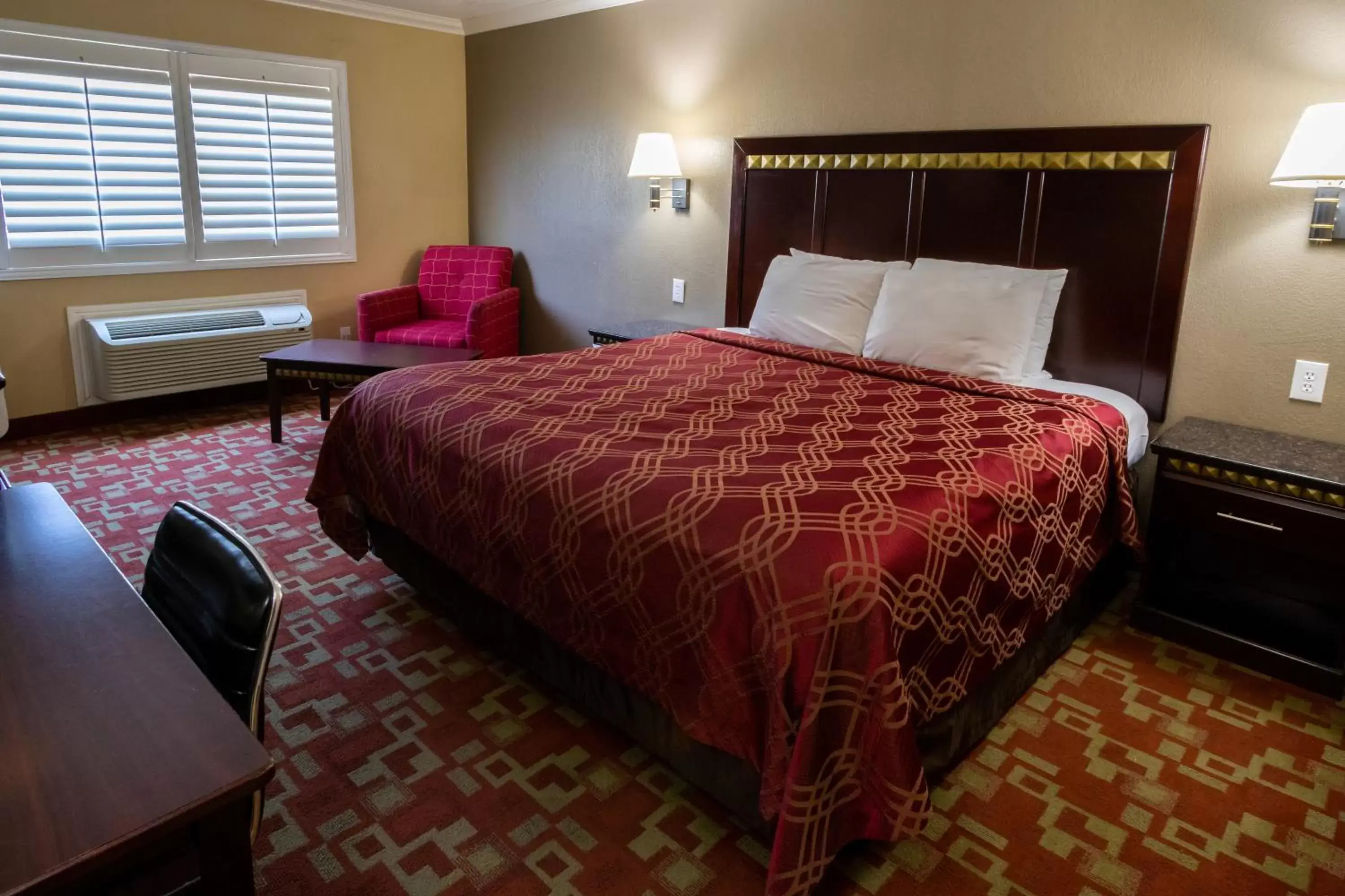 King Room - Non-Smoking in Econo Lodge Inn & Suites Fallbrook Downtown King Room - Non-Smoking in Econo Lodge Inn & Suites Fallbrook Downtown