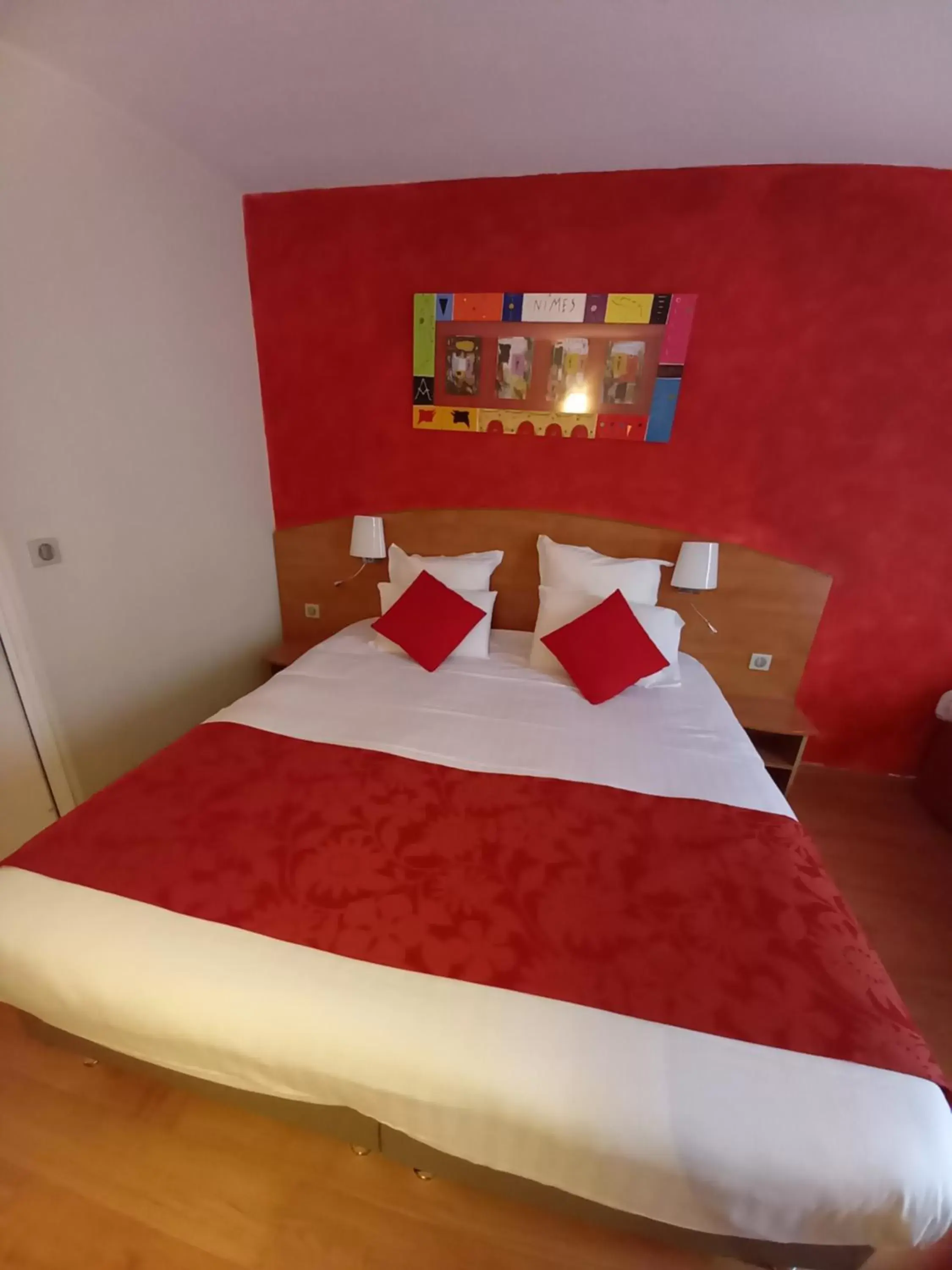 1 Double Bed 2 Single Beds - Superior Room in Kyriad Nîmes Ouest A9 1 Double Bed 2 Single Beds - Superior Room in Kyriad Nîmes Ouest A9