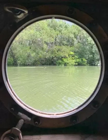 Triple Room with Shower in Péniche Le Pescalune - Chambre d'hôtes Triple Room with Shower in Péniche Le Pescalune - Chambre d'hôtes