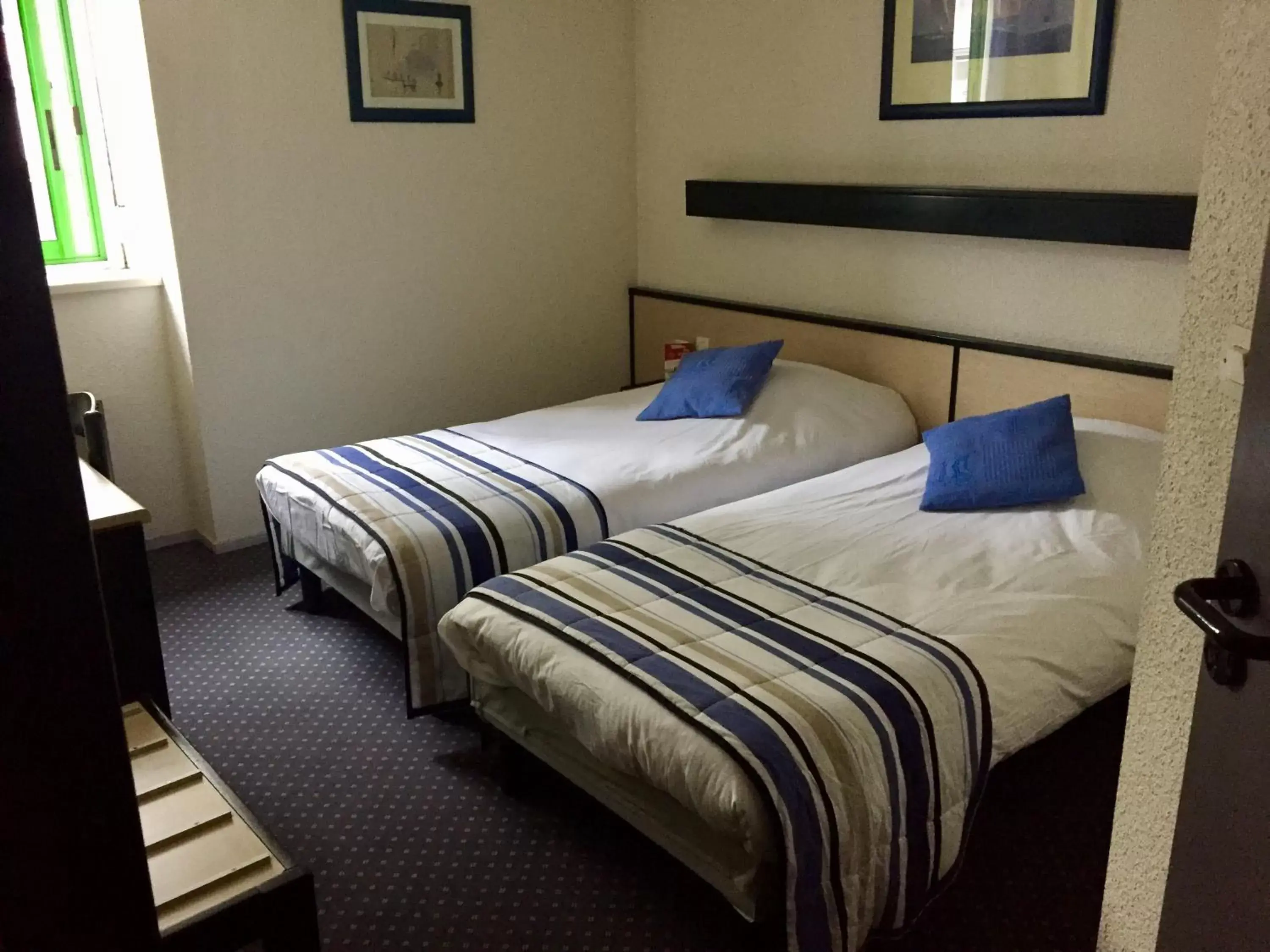 Twin Room in Contact Hôtel du Champ de Mars de Saint-Brieuc Twin Room in Contact Hôtel du Champ de Mars de Saint-Brieuc