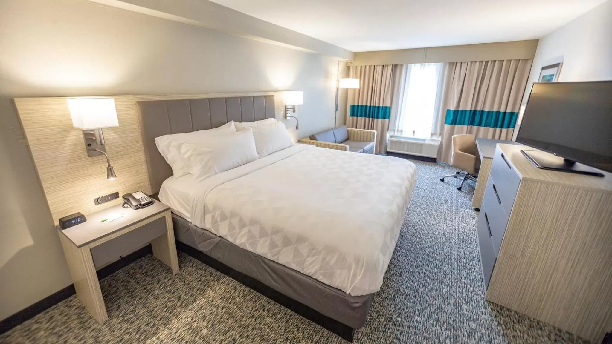 Standard King Room in Holiday Inn Knoxville N - Merchant Drive by IHG Standard King Room in Holiday Inn Knoxville N - Merchant Drive by IHG