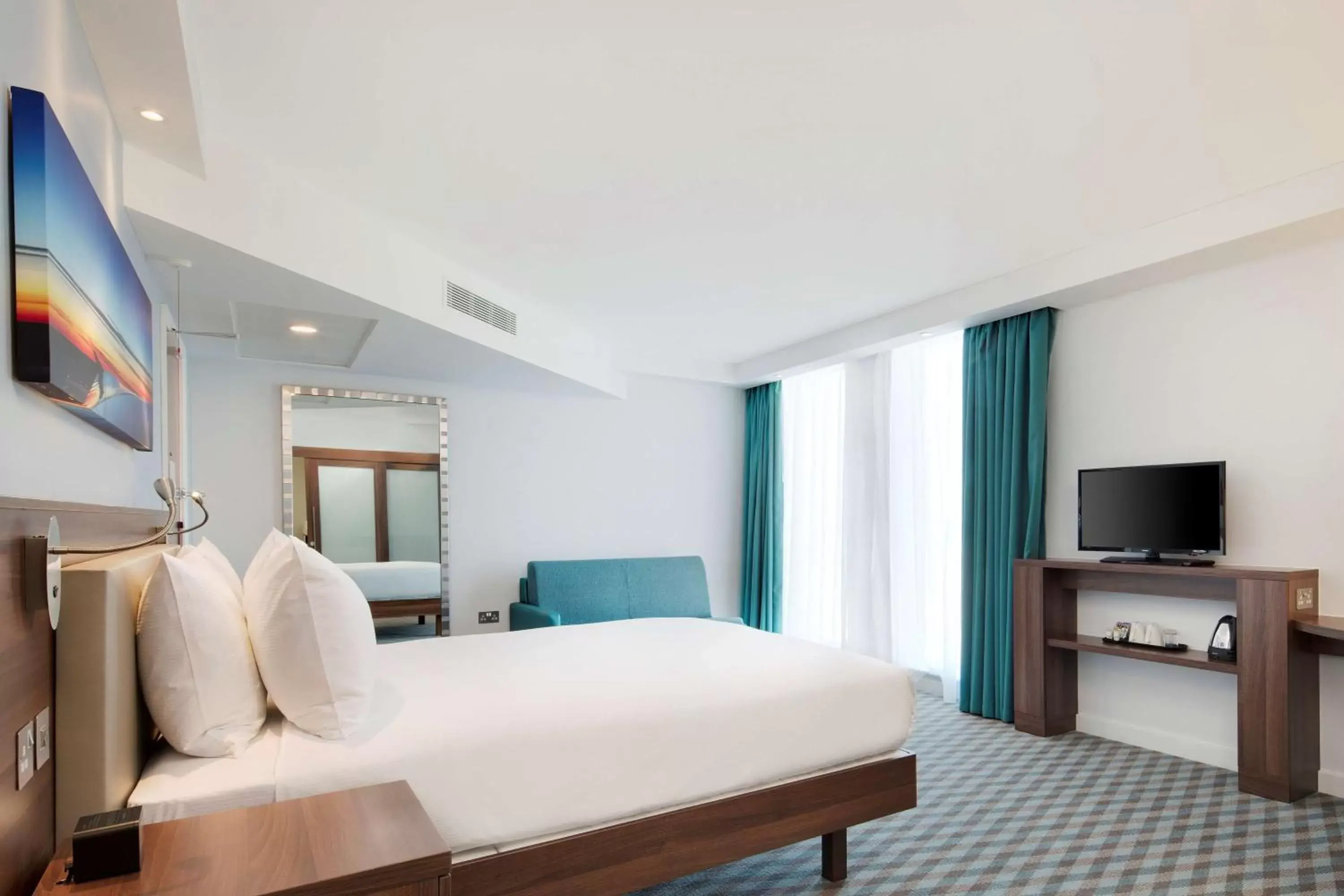 Queen Room - Mobility Access in Hampton By Hilton London Stansted Airport Queen Room - Mobility Access in Hampton By Hilton London Stansted Airport