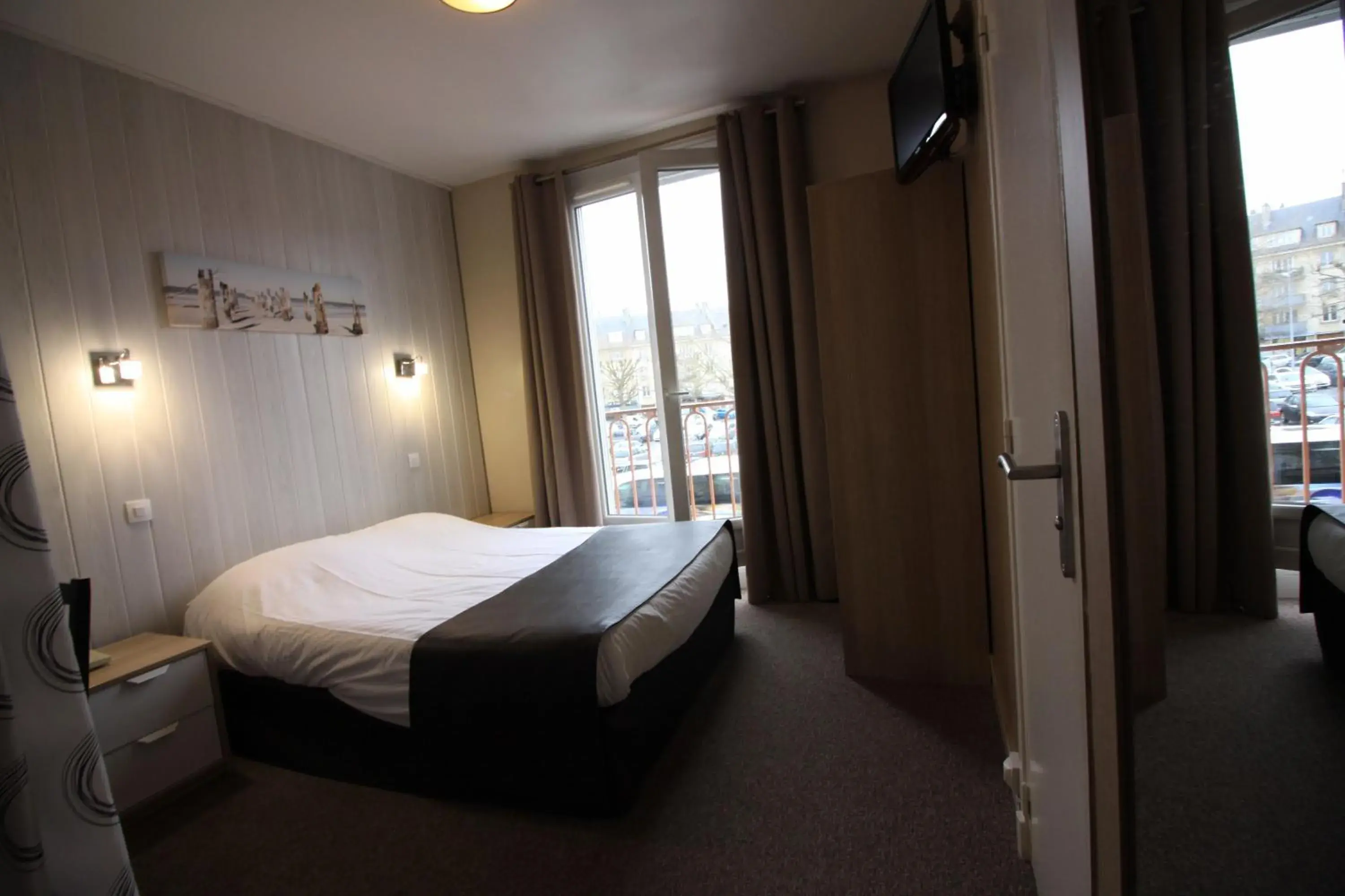 Double Room with Port View in Hotel De l'Univers Double Room with Port View in Hotel De l'Univers