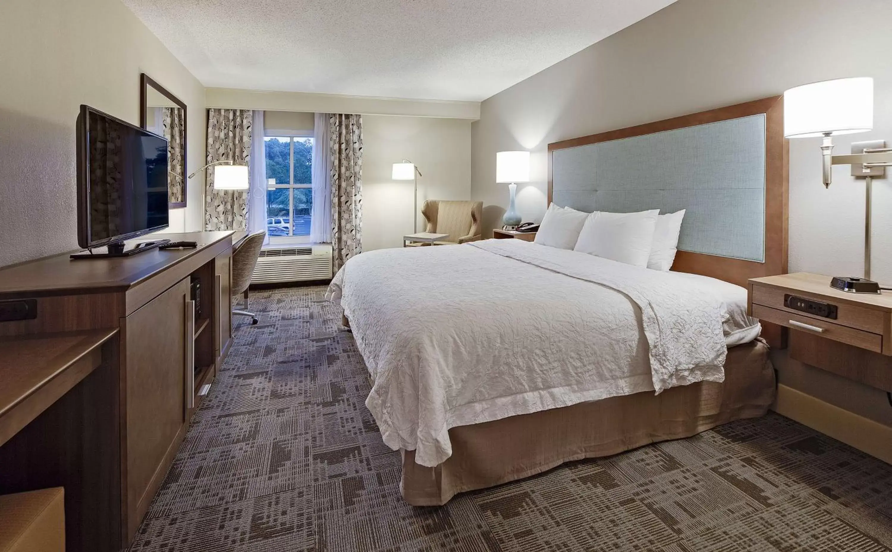 King Room with King Bed - Non-Smoking in Hampton Inn Myrtle Beach Broadway at the Beach King Room with King Bed - Non-Smoking in Hampton Inn Myrtle Beach Broadway at the Beach