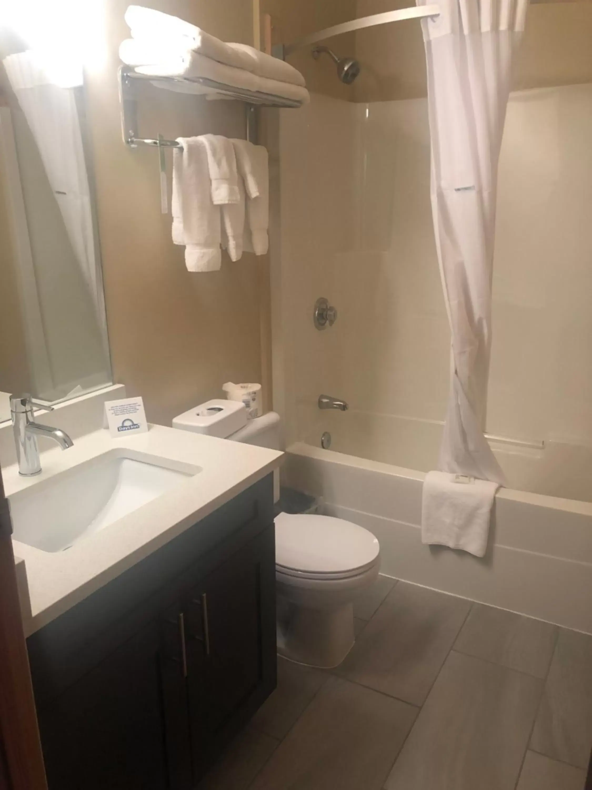 Queen Room - Non-Smoking - Not Pet Friendly in Days Inn by Wyndham Hinton Queen Room - Non-Smoking - Not Pet Friendly in Days Inn by Wyndham Hinton