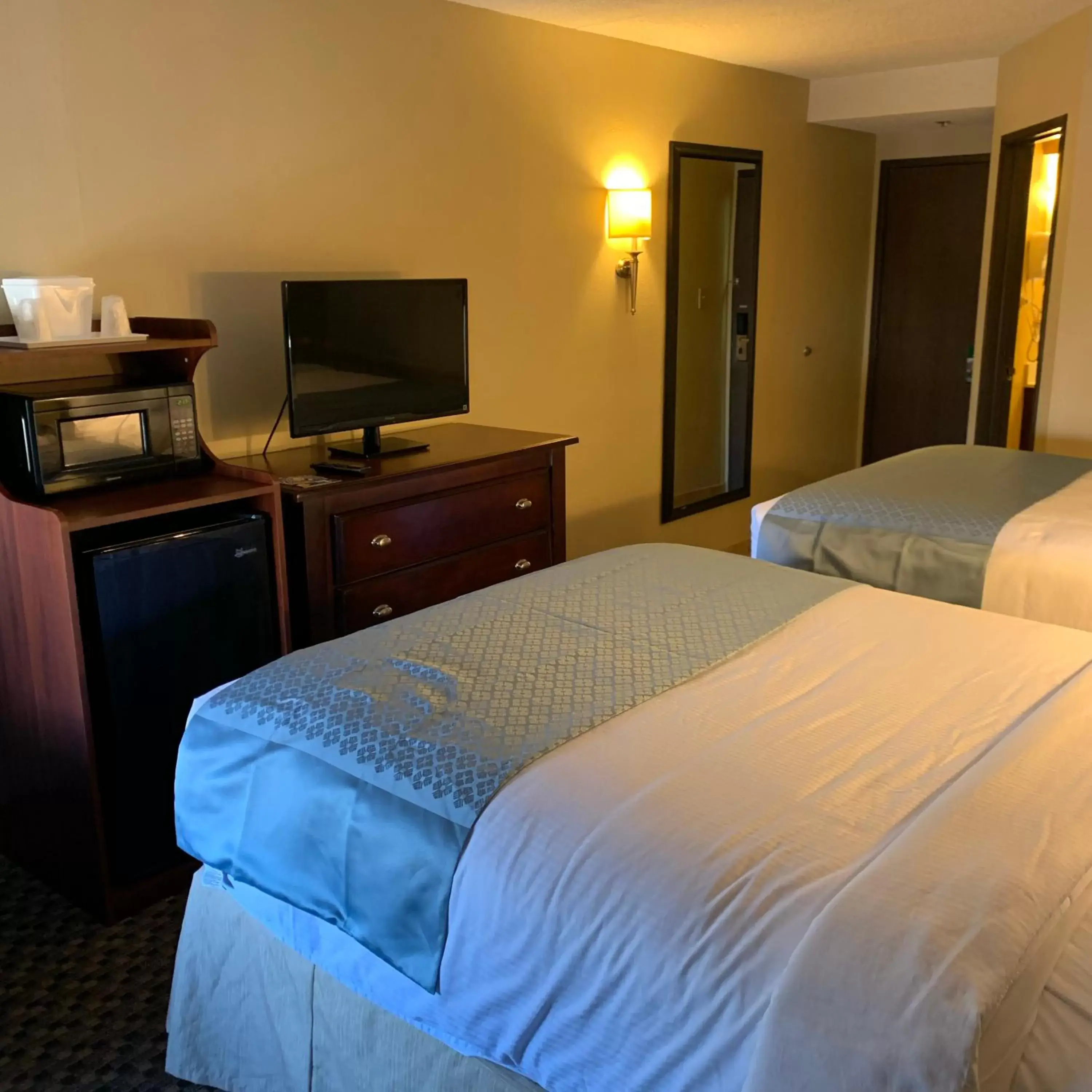 Double Room with Two Double Beds - Non-Smoking in Spark by Hilton Colorado Springs I 25 Central Double Room with Two Double Beds - Non-Smoking in Spark by Hilton Colorado Springs I 25 Central
