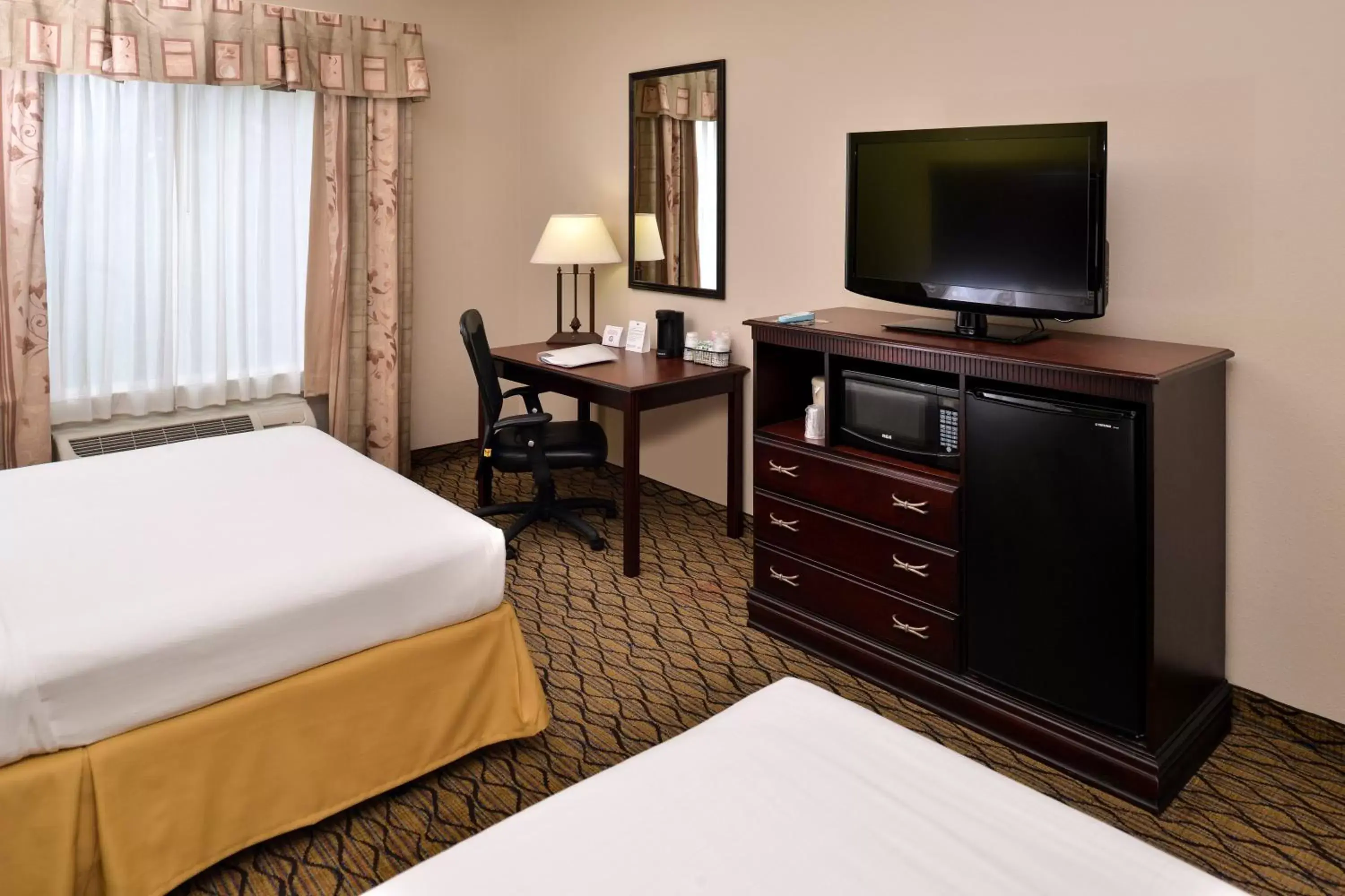 Standard Queen Room with Two Queen Beds in Holiday Inn Express Hotel & Suites Sherman Highway 75 by IHG Standard Queen Room with Two Queen Beds in Holiday Inn Express Hotel & Suites Sherman Highway 75 by IHG