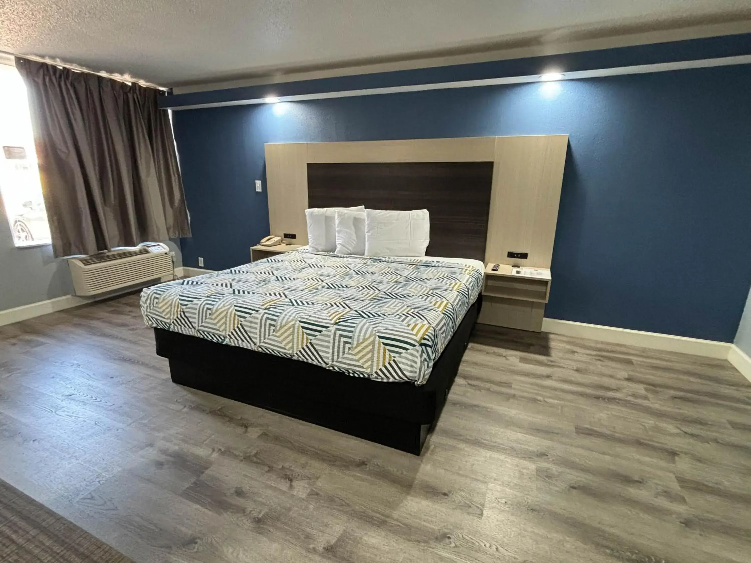 King Room with Spa Bath - Smoking in Studio 6 Suites Memphis, TN East Memphis King Room with Spa Bath - Smoking in Studio 6 Suites Memphis, TN East Memphis