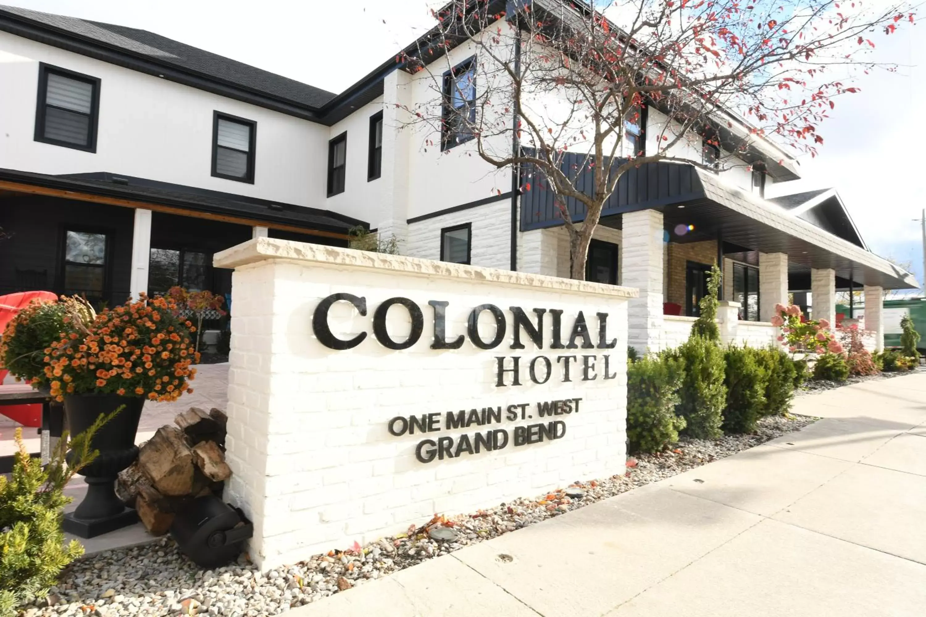 Colonial Hotel & Suites Colonial Hotel & Suites