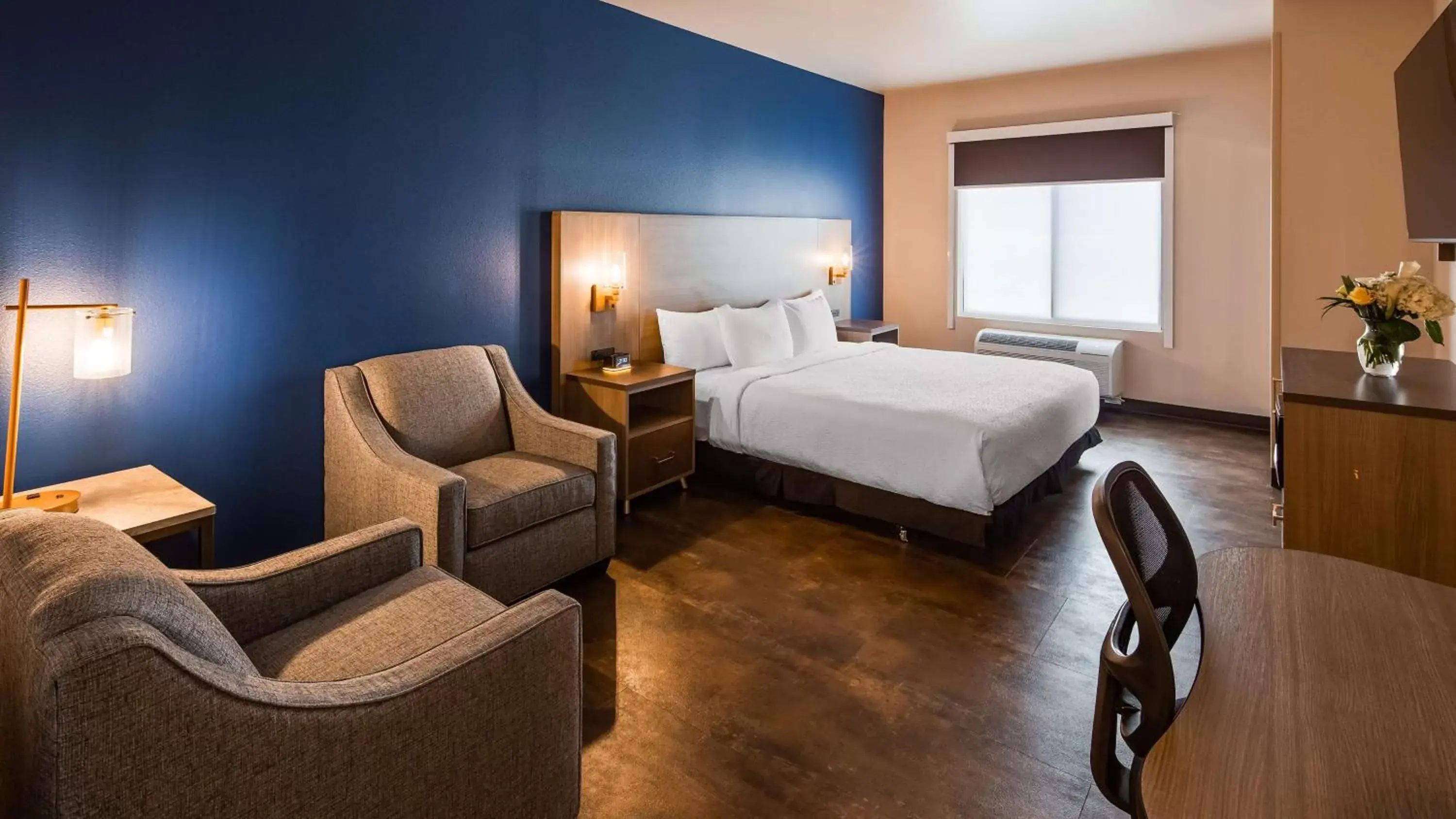 King Room with Mobility Accessible Tub and Sofa Bed in The Forge Hotel BW Signature Collection King Room with Mobility Accessible Tub and Sofa Bed in The Forge Hotel BW Signature Collection