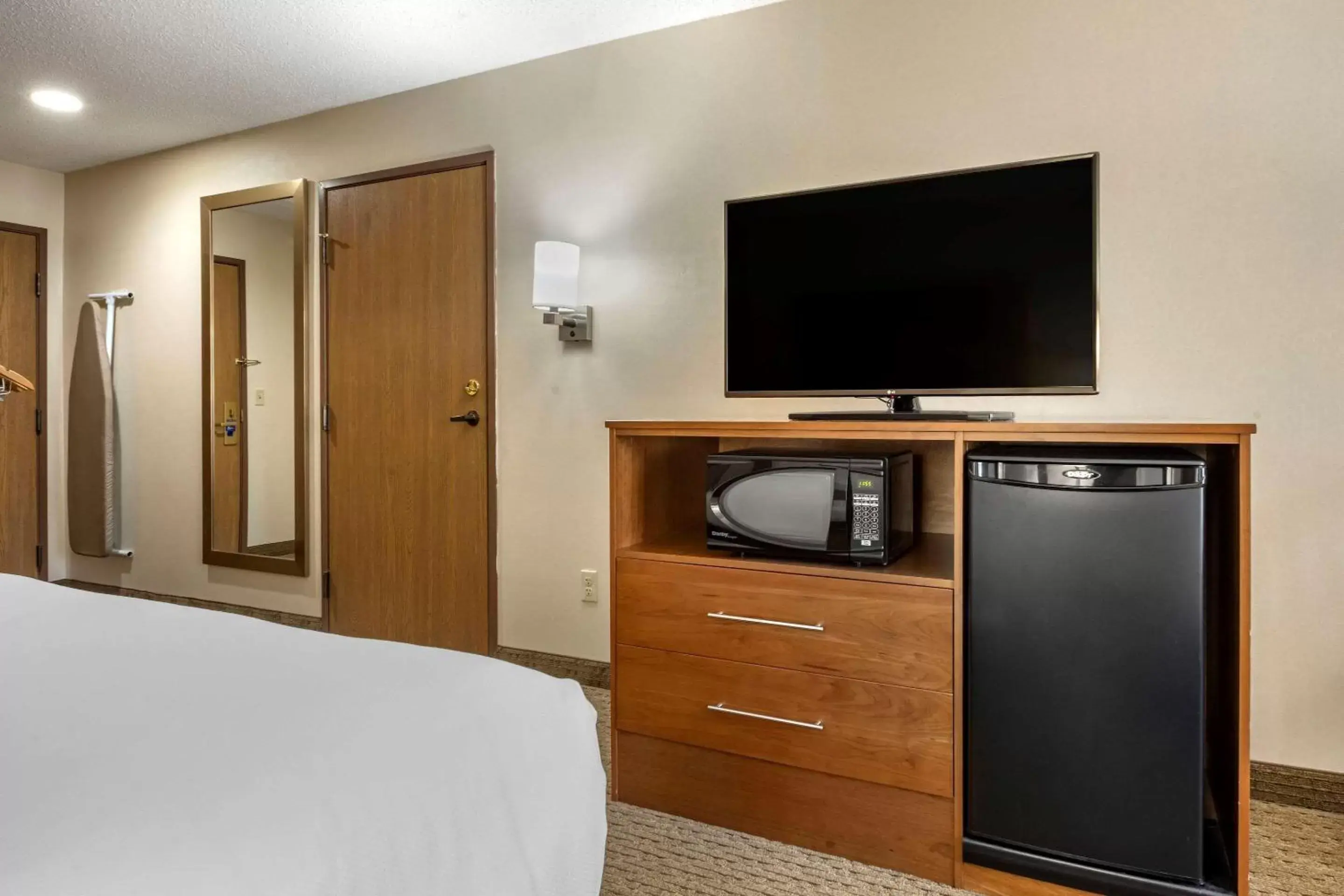 Queen Room with Two Queen Beds and Roll-in-Shower - Accessible/Non-Smoking in Comfort Inn Millersburg Queen Room with Two Queen Beds and Roll-in-Shower - Accessible/Non-Smoking in Comfort Inn Millersburg