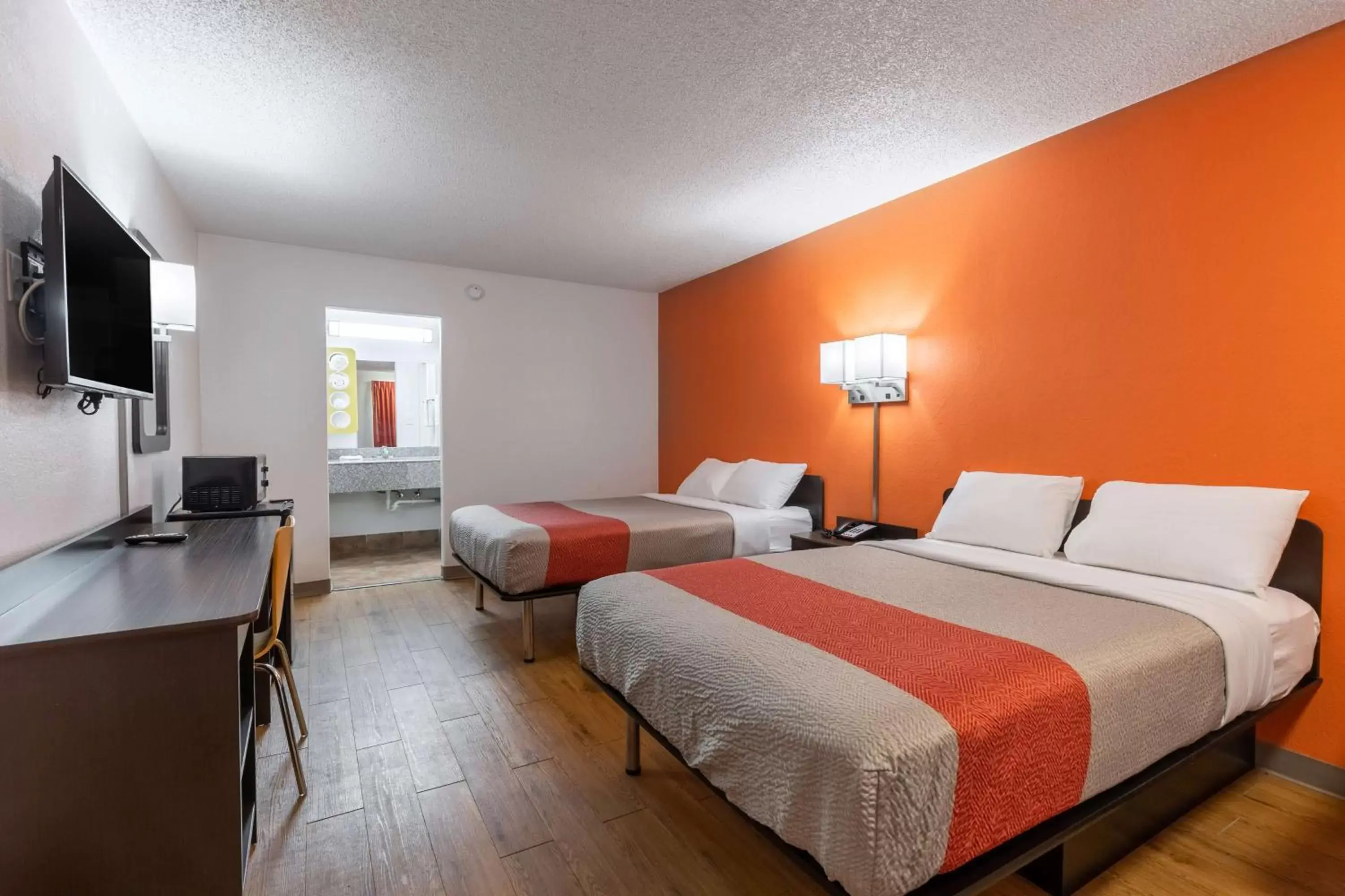 Deluxe Quadruple Room - Non-Smoking in Motel 6-Bryan, TX - University Area Deluxe Quadruple Room - Non-Smoking in Motel 6-Bryan, TX - University Area