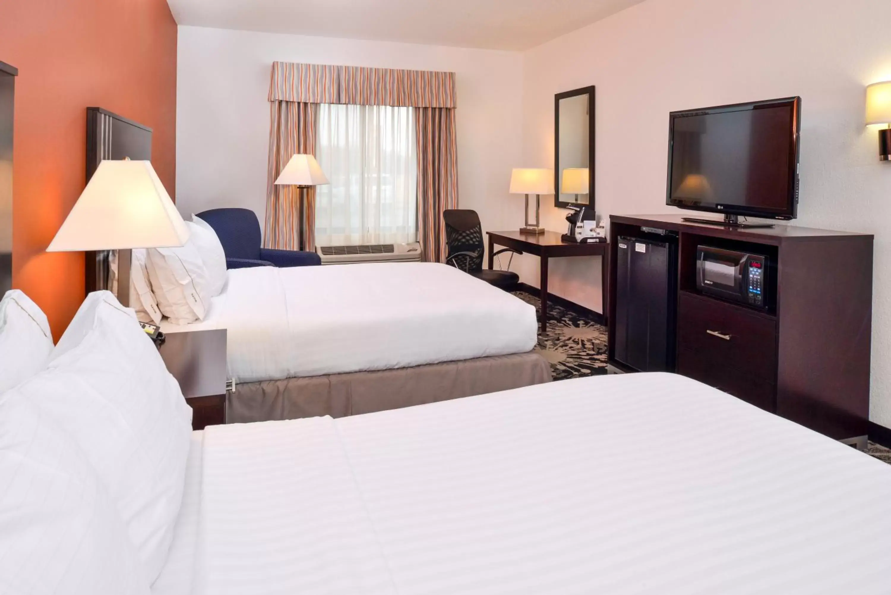 Standard Queen Room with Two Queen Beds in Holiday Inn Express & Suites Greenfield by IHG Standard Queen Room with Two Queen Beds in Holiday Inn Express & Suites Greenfield by IHG