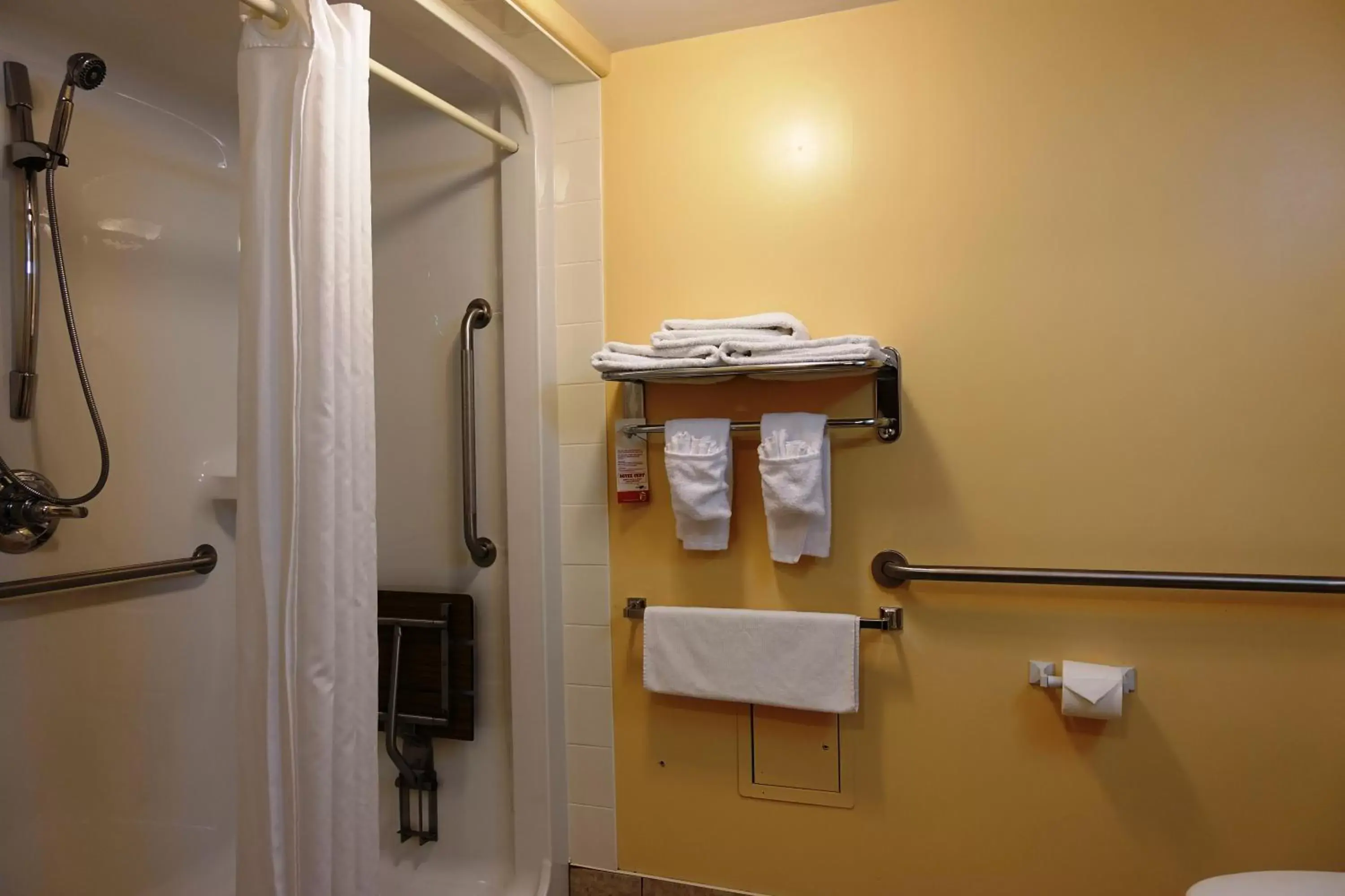 Queen Room - Disability Access - Non-Smoking in Super 8 by Wyndham Caraquet Queen Room - Disability Access - Non-Smoking in Super 8 by Wyndham Caraquet