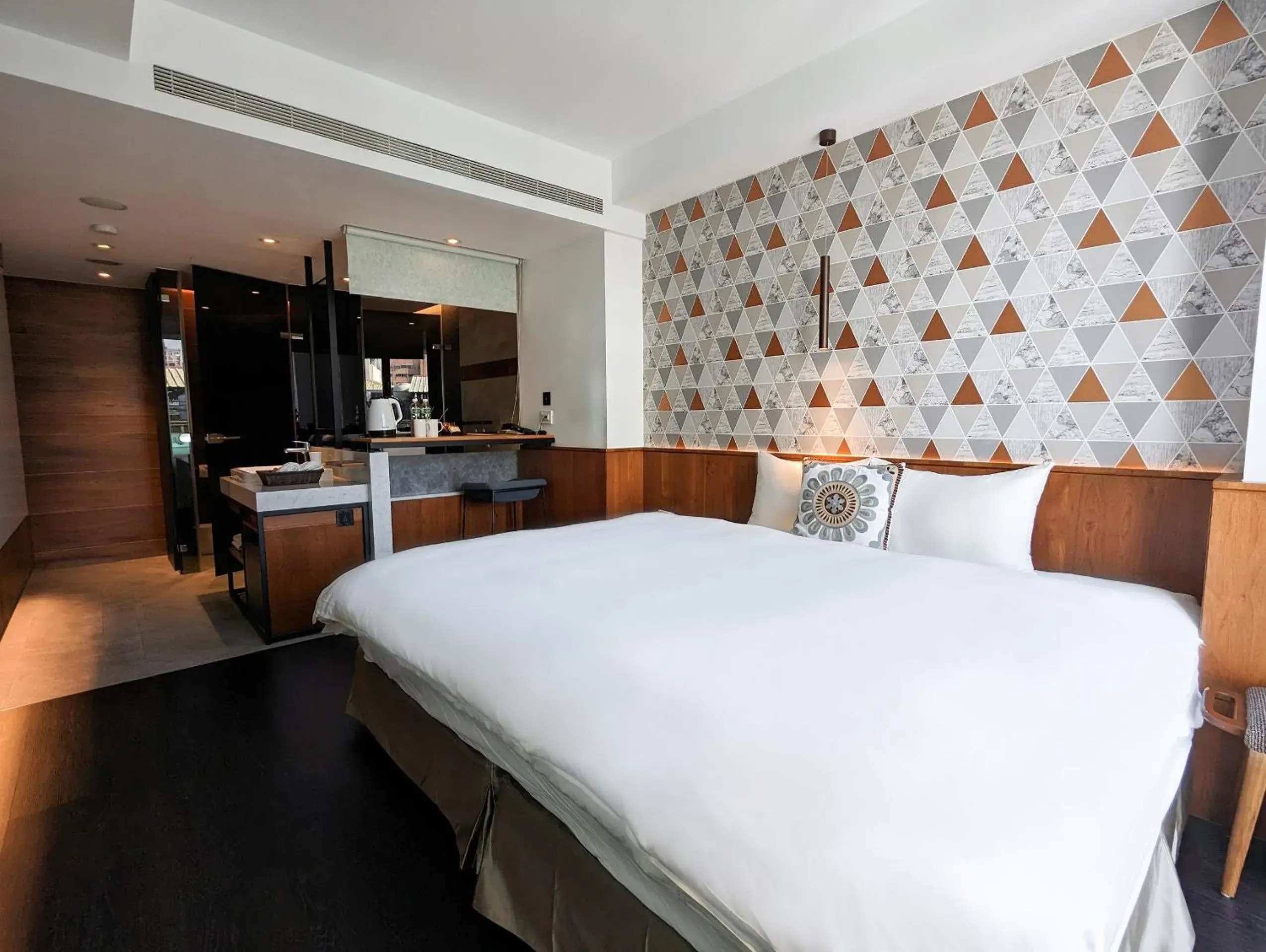 Superior Double Room with Bathtub in CHECK inn Taichung Zhongshan Superior Double Room with Bathtub in CHECK inn Taichung Zhongshan