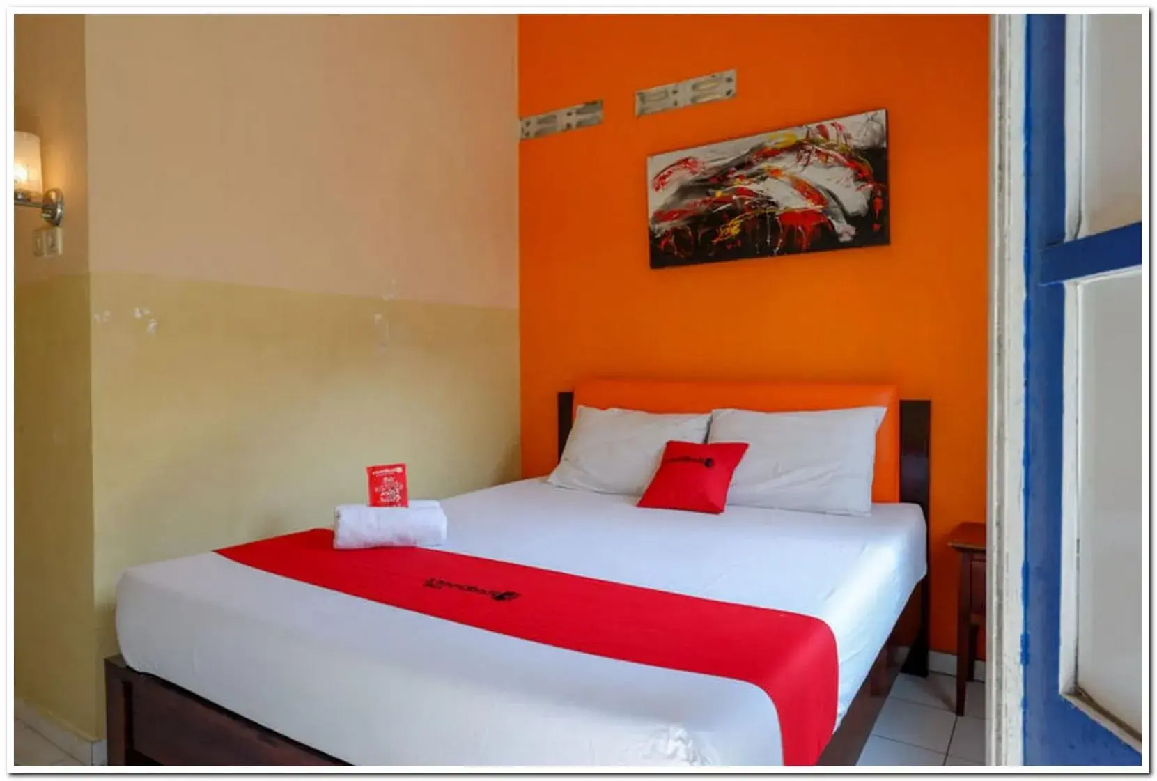 Double Room in RedDoorz @ Prawirotaman Double Room in RedDoorz @ Prawirotaman
