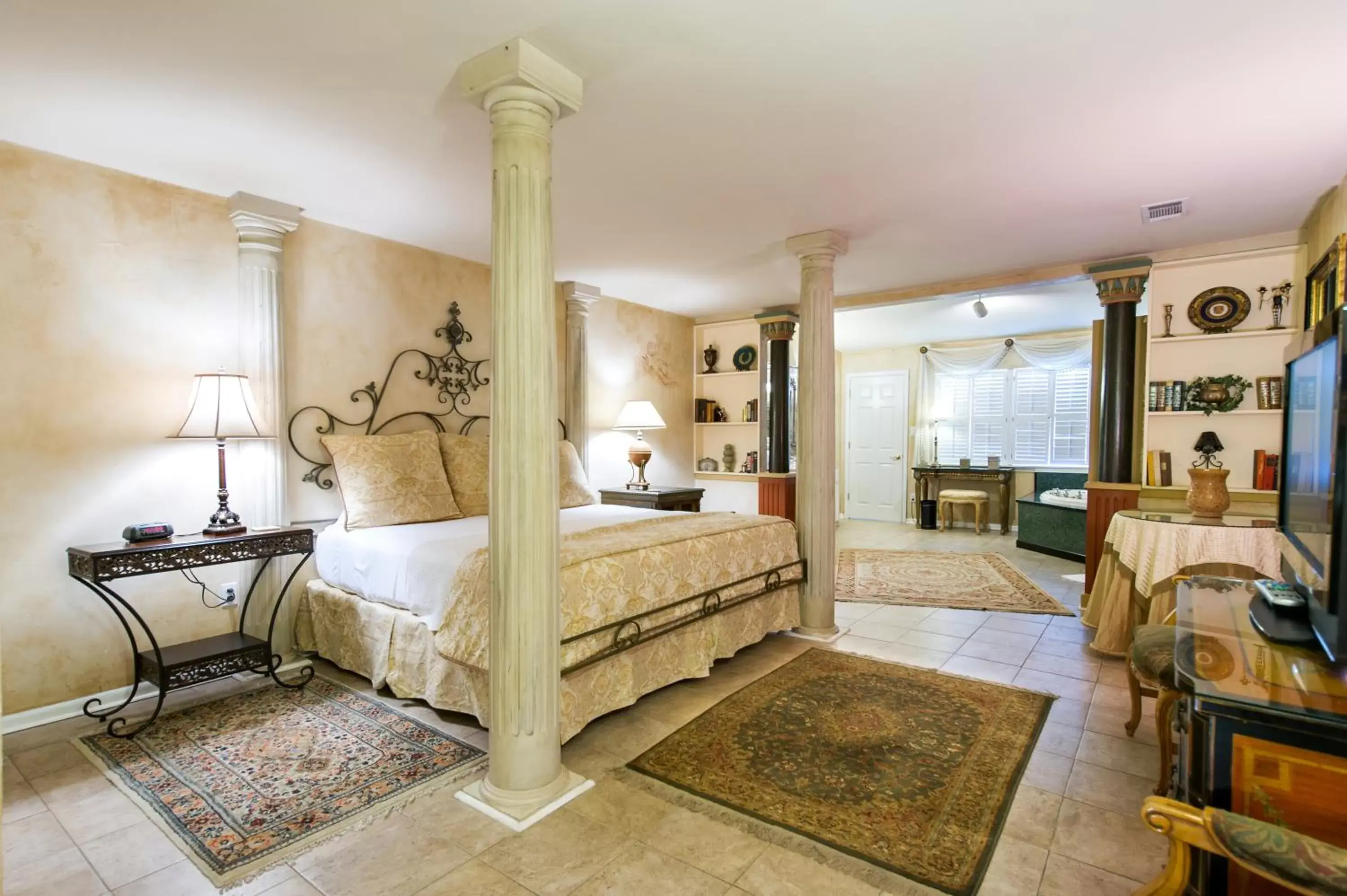 King Suite in Historic Michabelle Inn King Suite in Historic Michabelle Inn